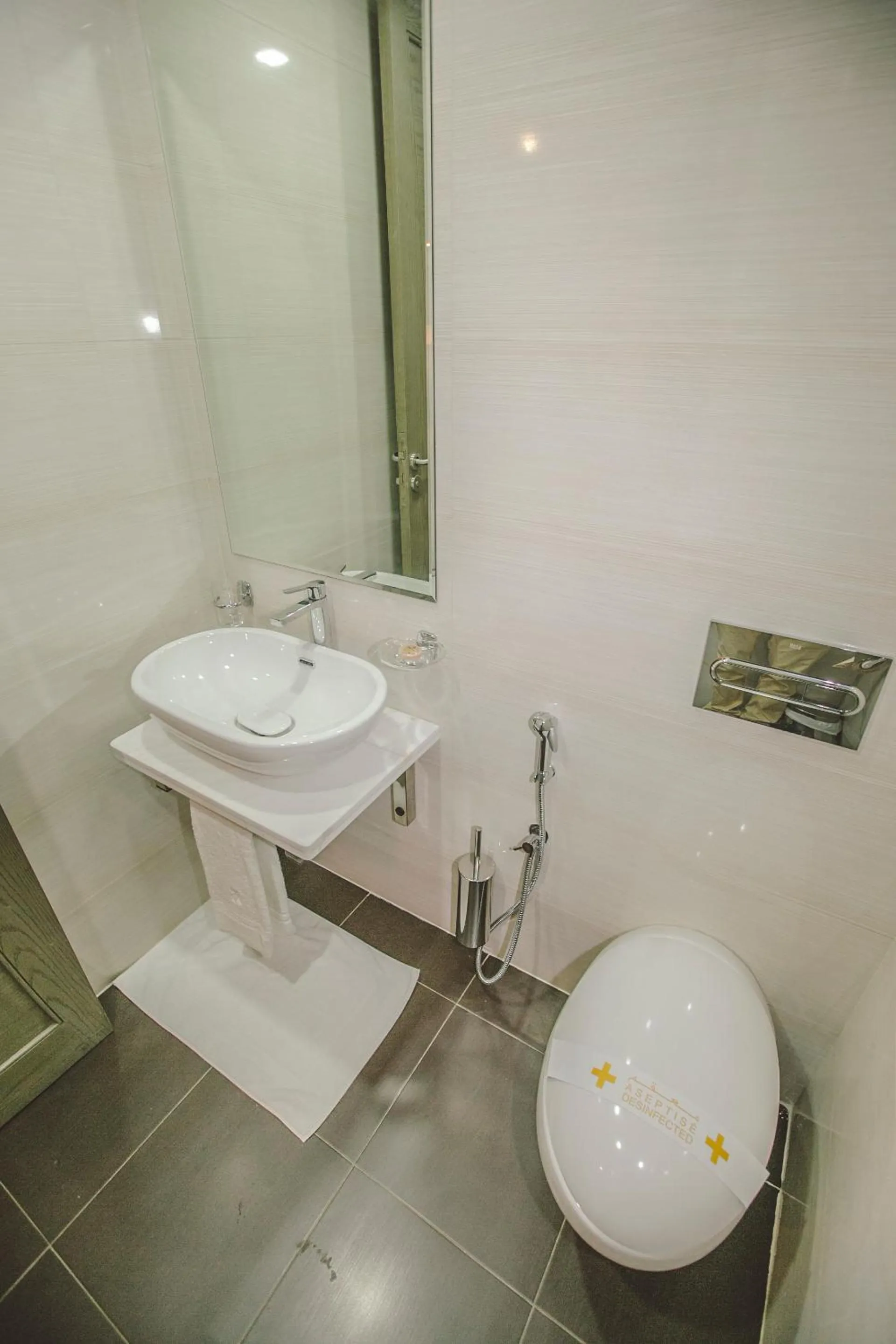 Toilet in Hôtel Down Town Maarif