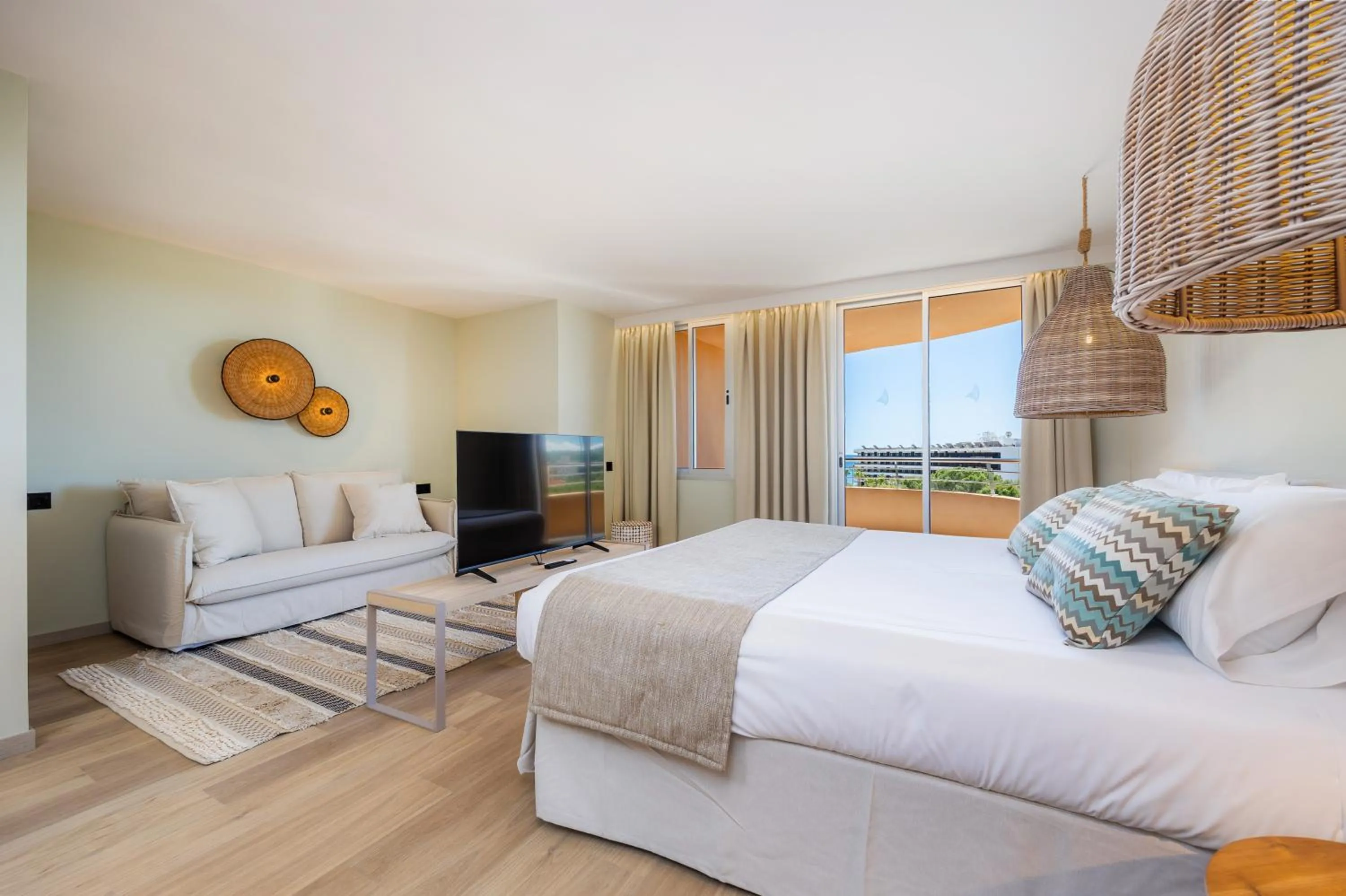 TV and multimedia, Bed in Marins Beach Club - Adults Only Hotel