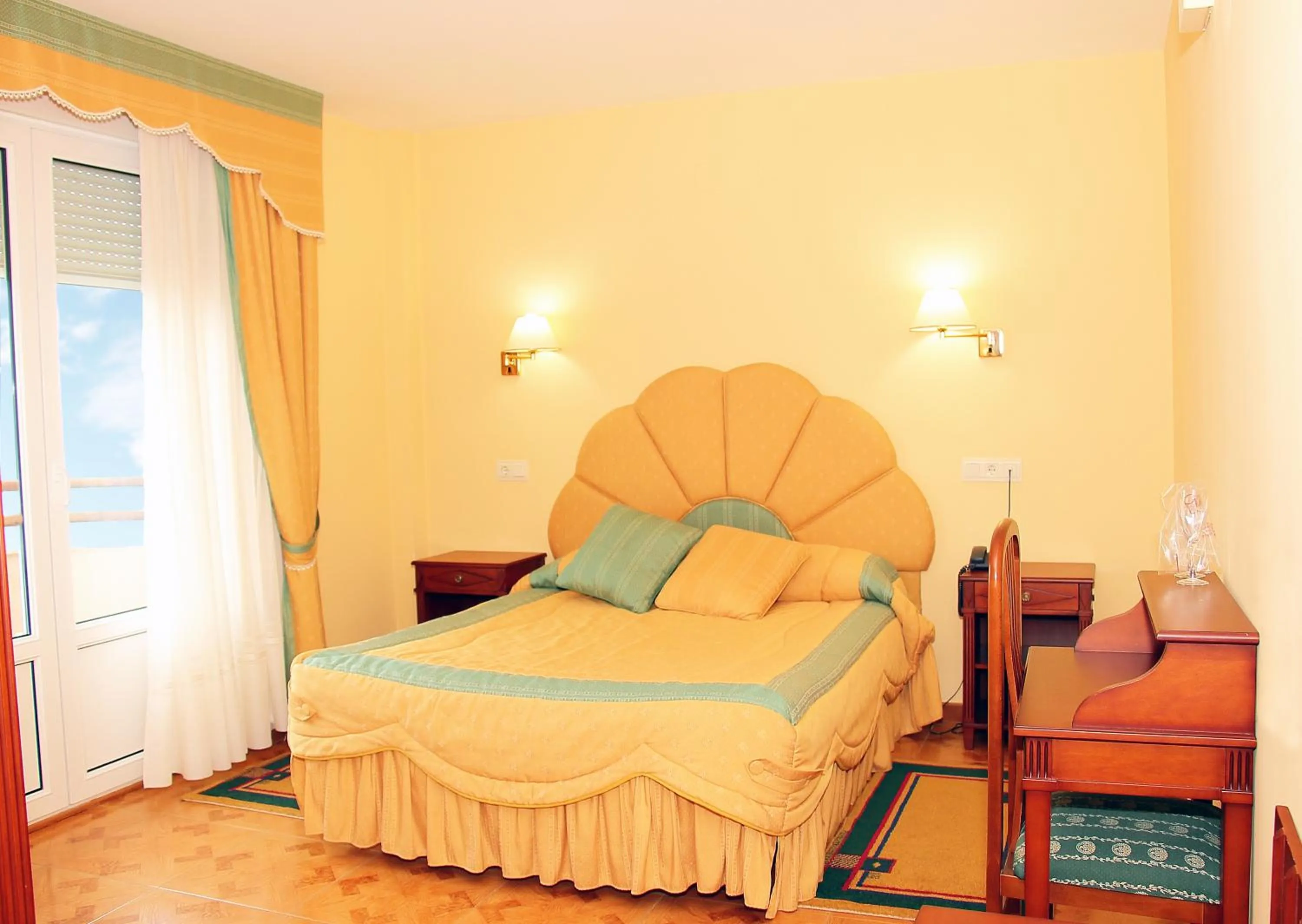 Property building, Bed in Hotel Avenida III