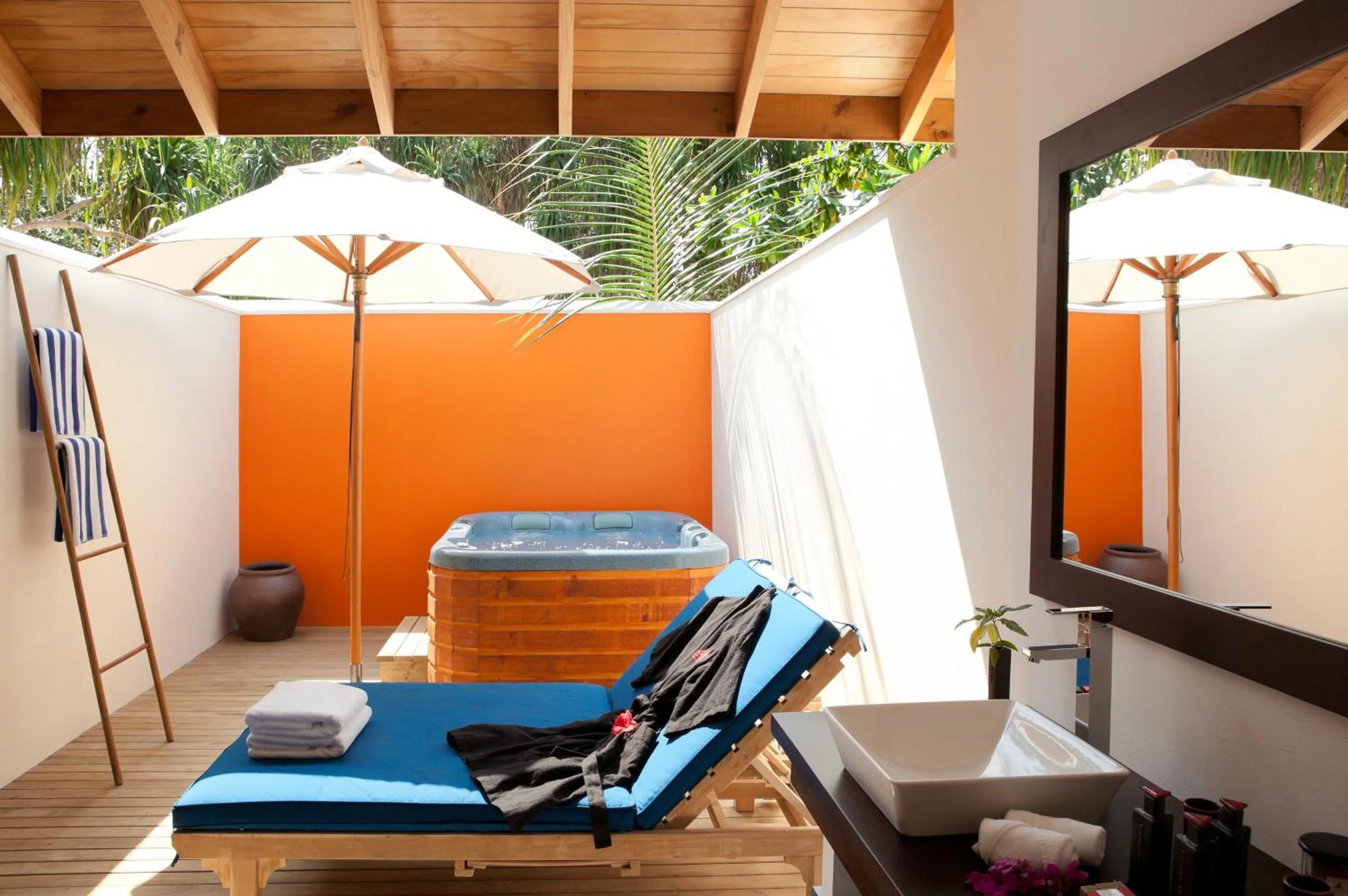 Hot Tub in Vilamendhoo Island Resort & Spa