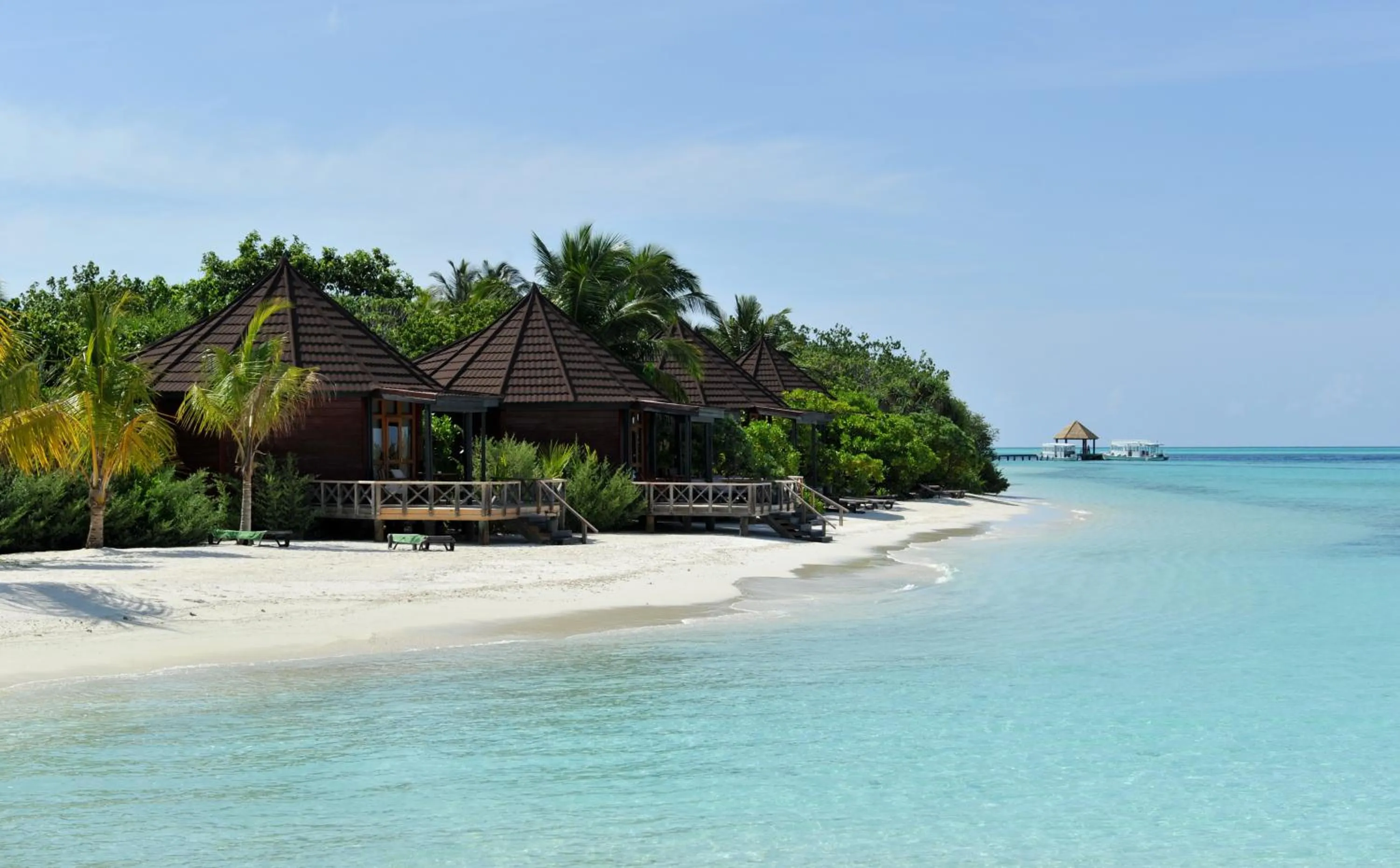 Beach in Komandoo Island Resort & Spa