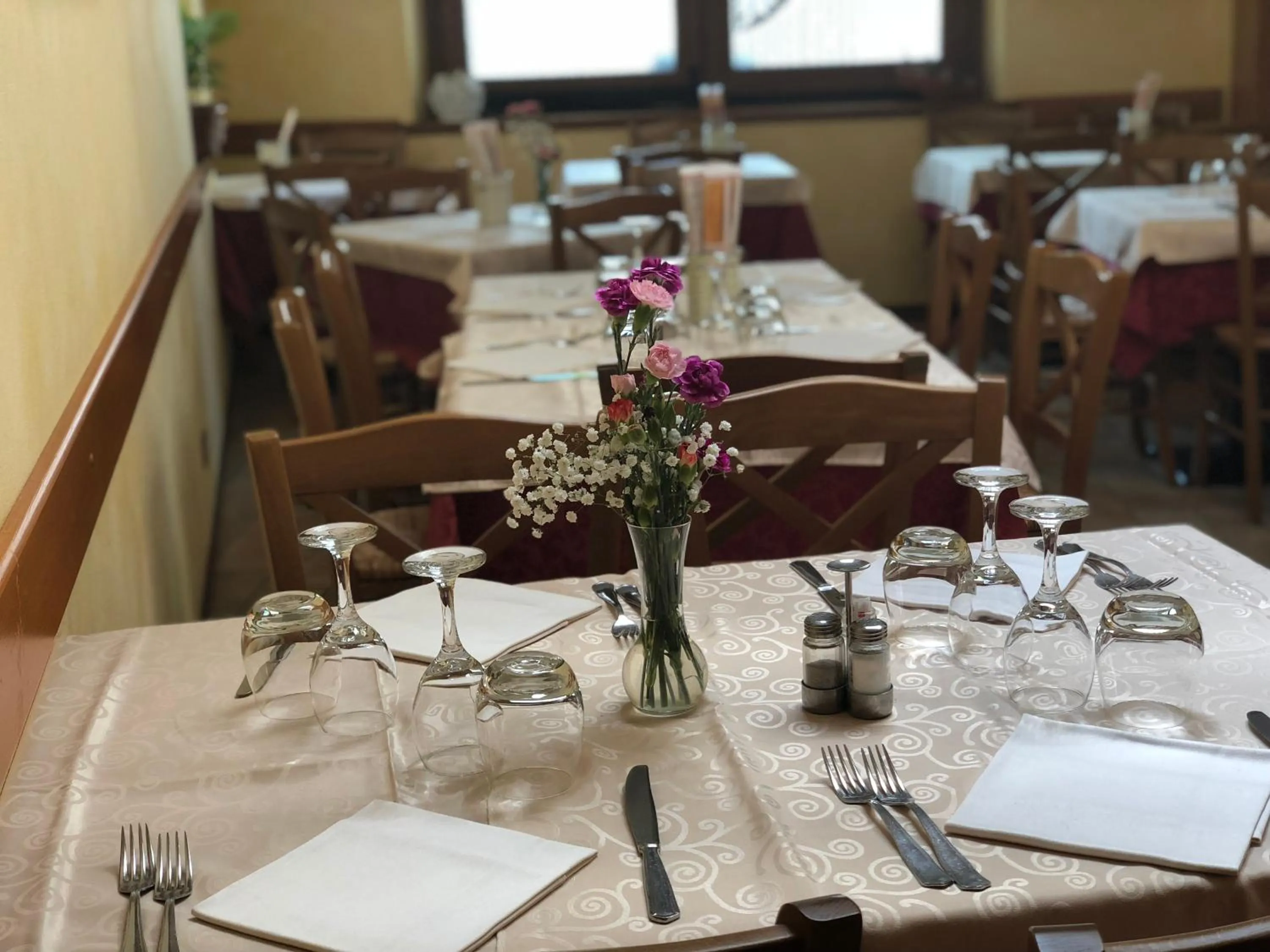 Restaurant/places to eat in Hotel Americana