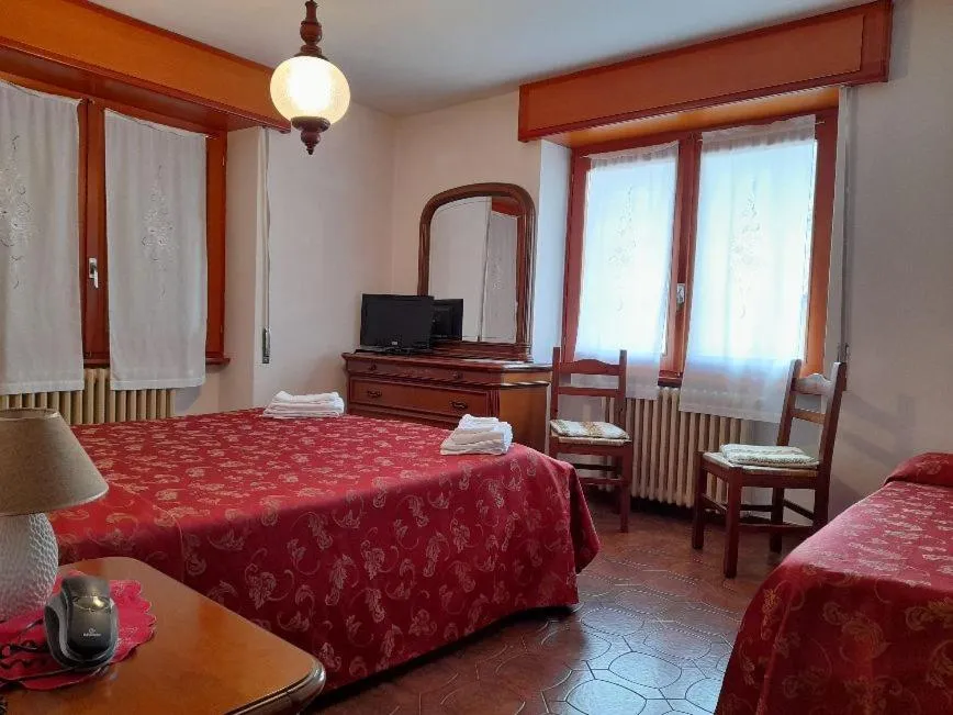 Photo of the whole room, Bed in Hotel Americana