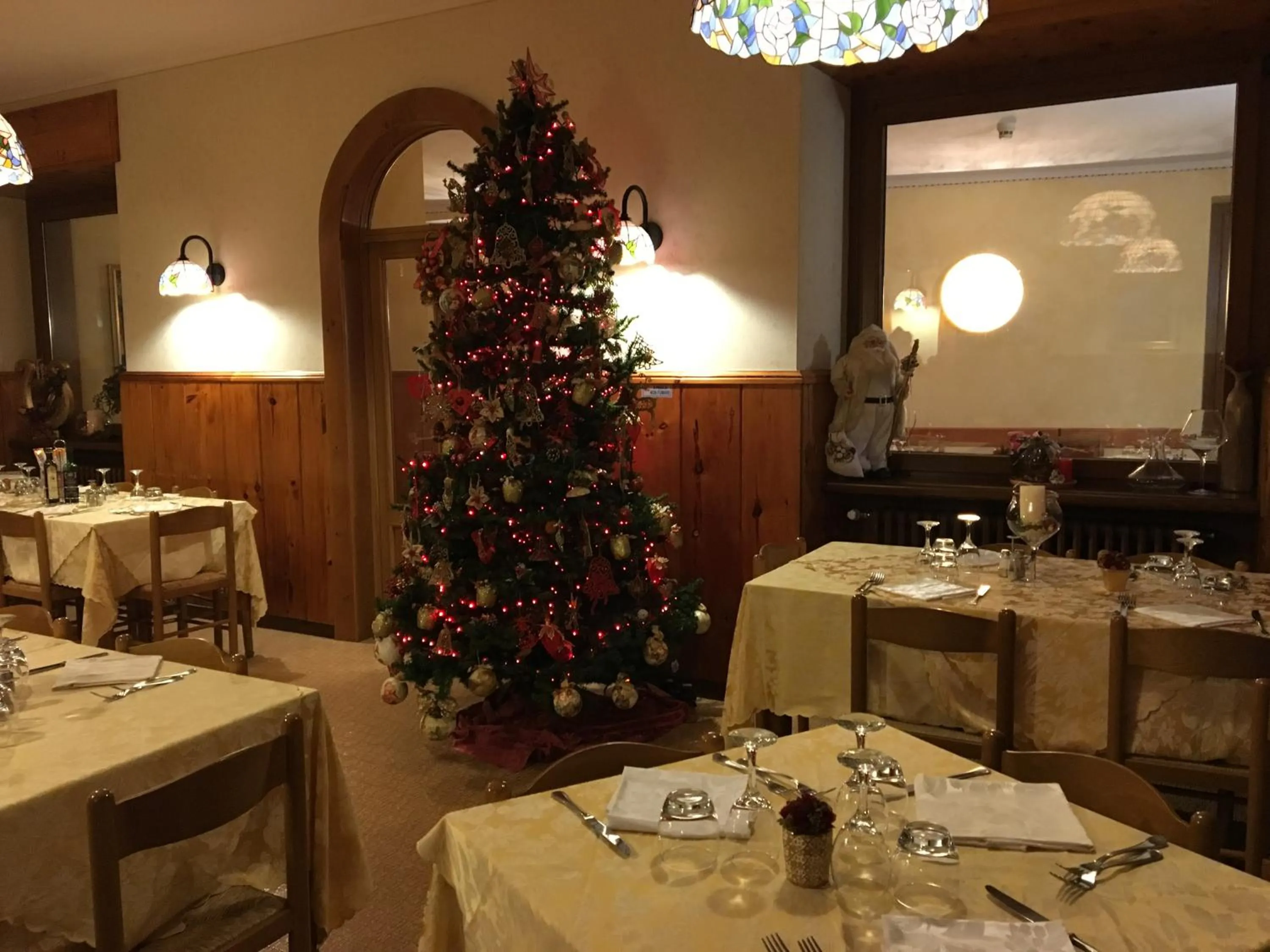 Restaurant/places to eat in Hotel Americana