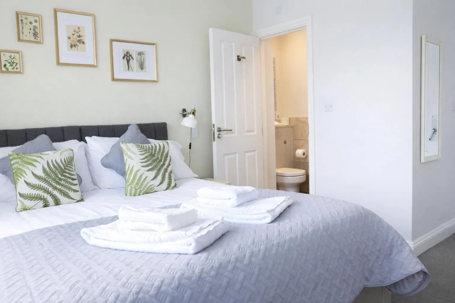 Bathroom, Bed in The Milford Arms