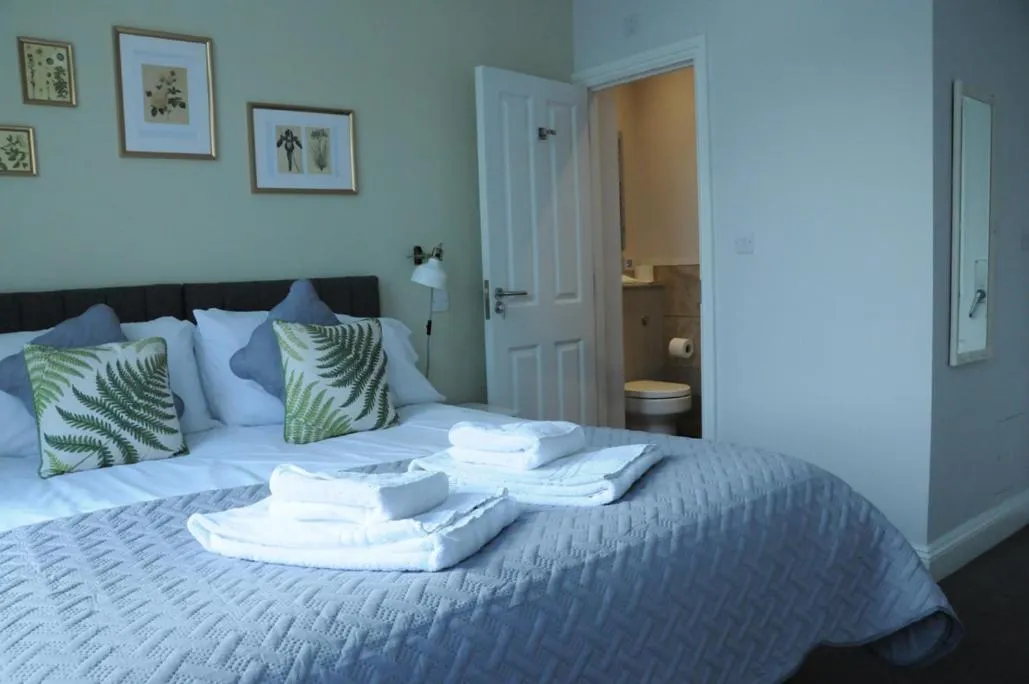 Photo of the whole room, Bed in The Milford Arms