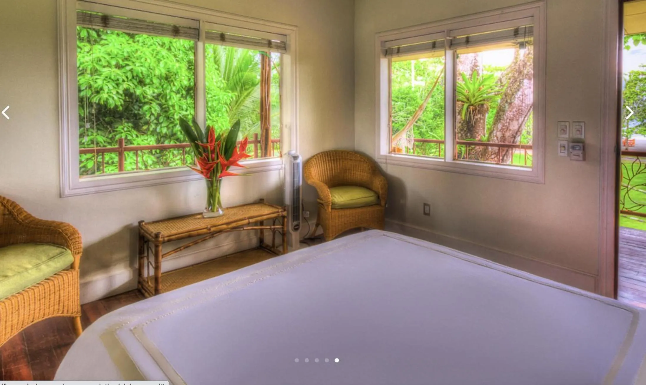 Bed in Iguana Lodge Beach Resort