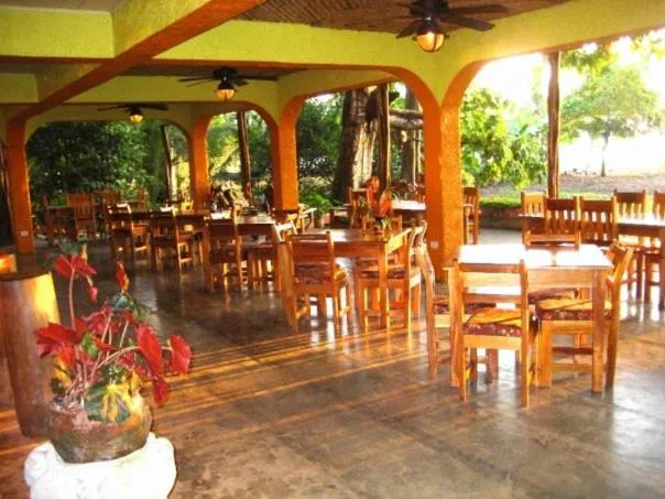 Restaurant/places to eat in Iguana Lodge Beach Resort