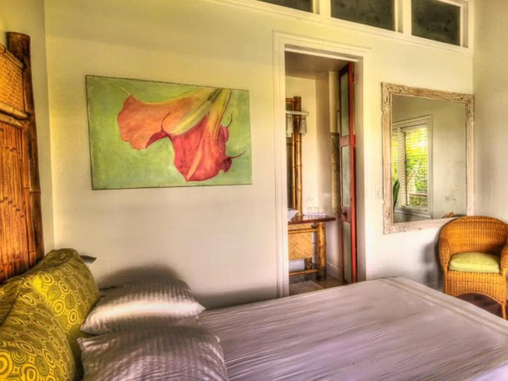 Bed in Iguana Lodge Beach Resort