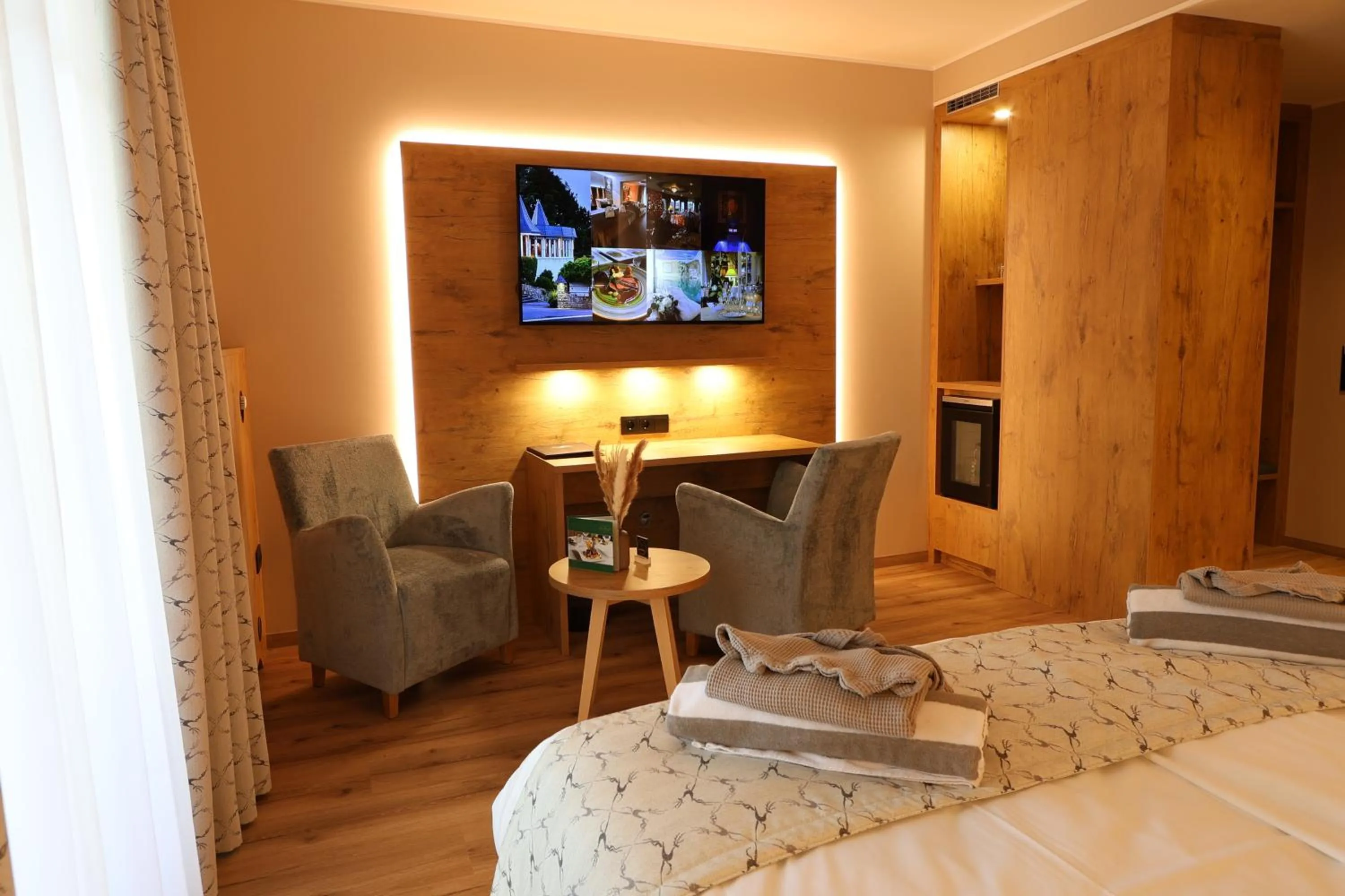 Communal lounge/ TV room, Bed in Domaine de la Forêt