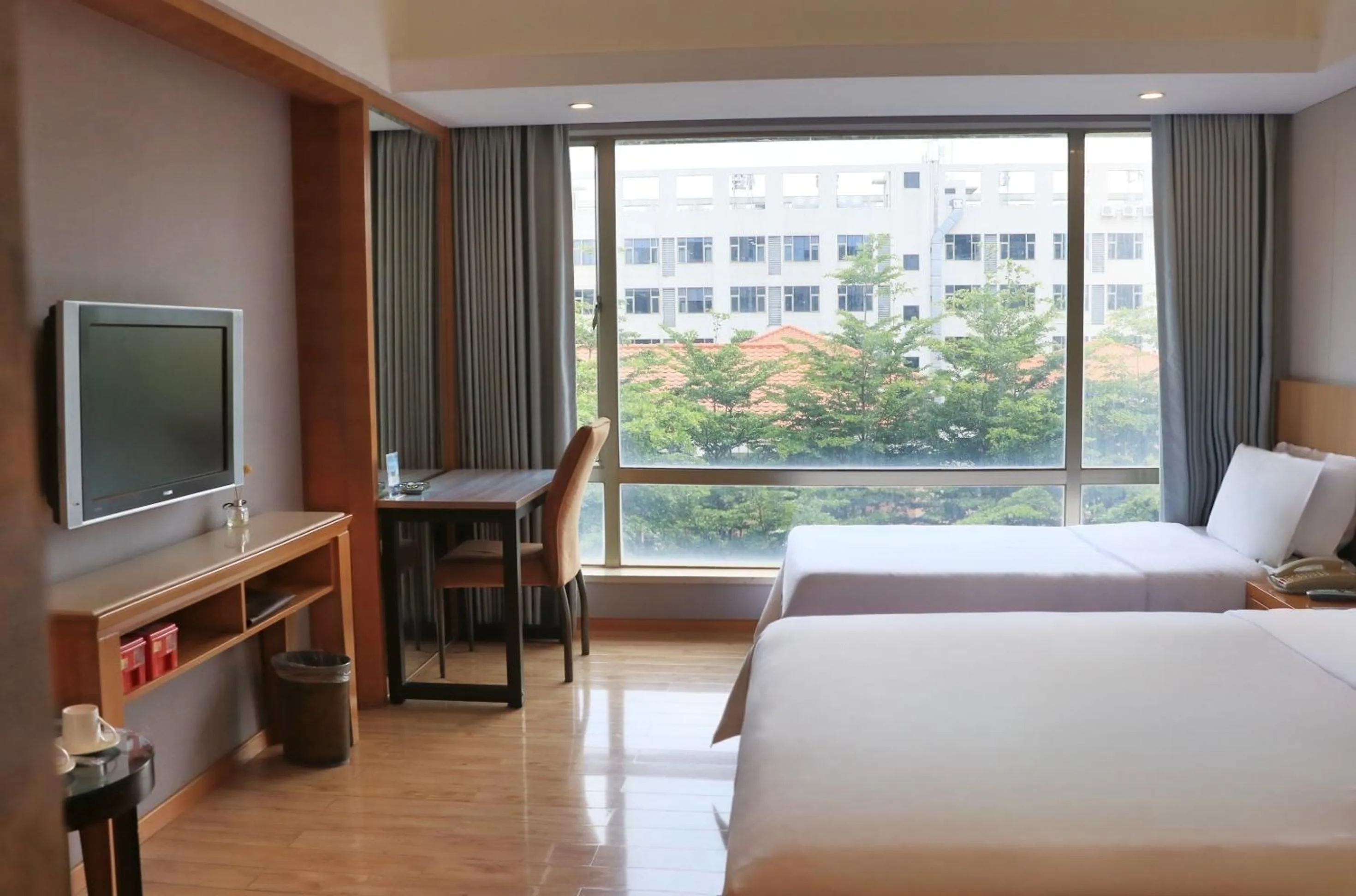 Photo of the whole room, Bed in Dongguan Well Garden Hotel