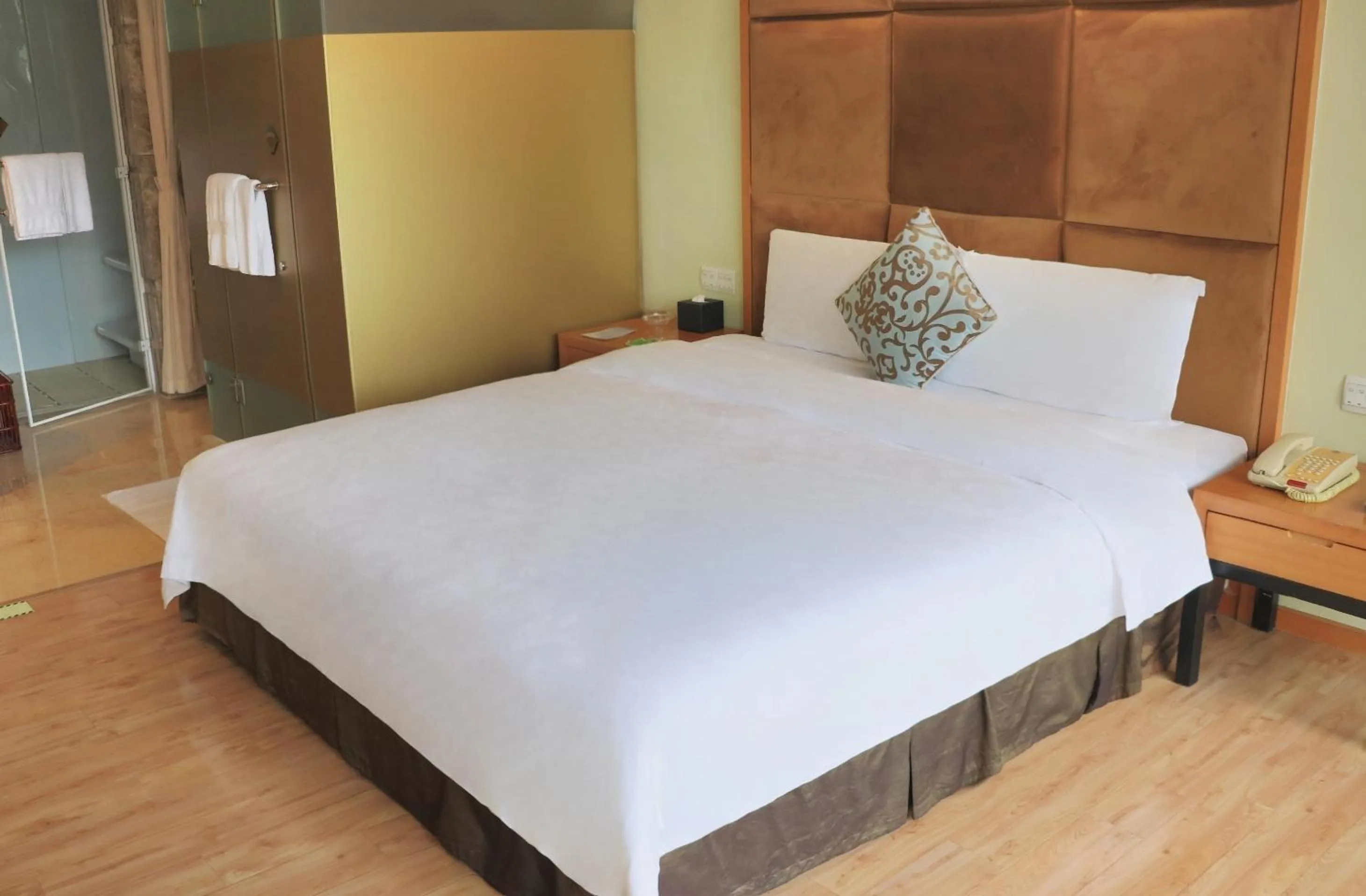 Photo of the whole room, Bed in Dongguan Well Garden Hotel