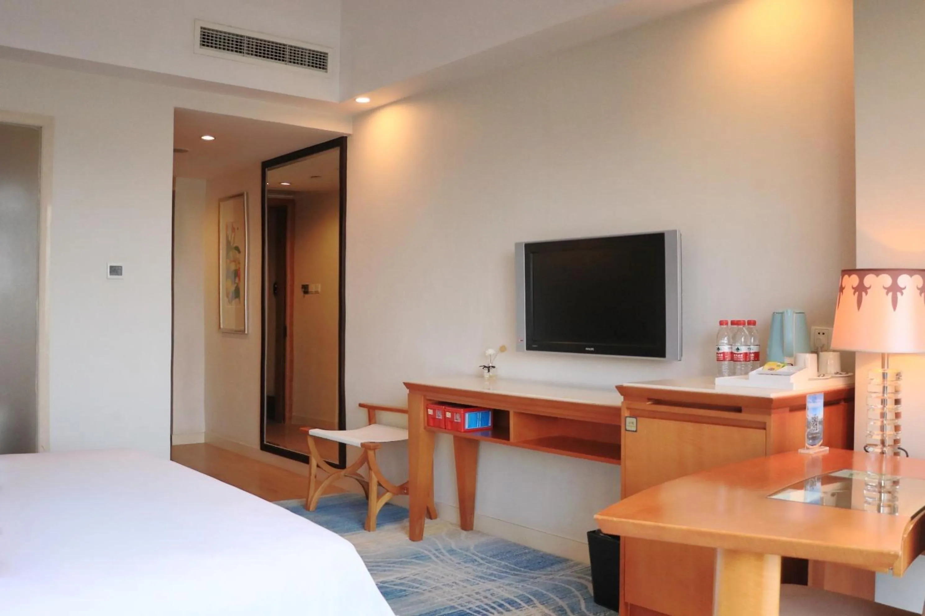 Photo of the whole room, Bed in Dongguan Well Garden Hotel