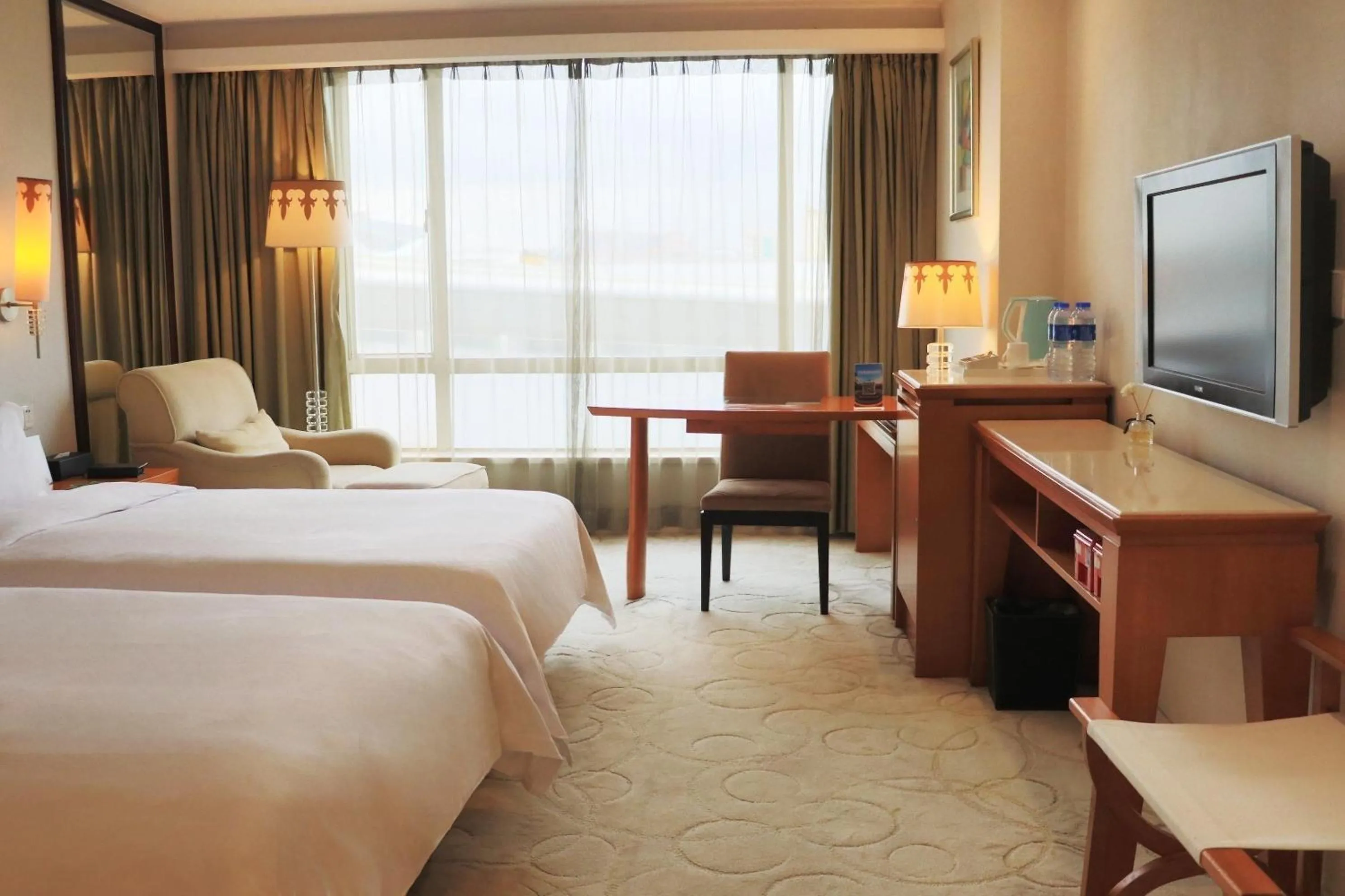 Photo of the whole room, Bed in Dongguan Well Garden Hotel