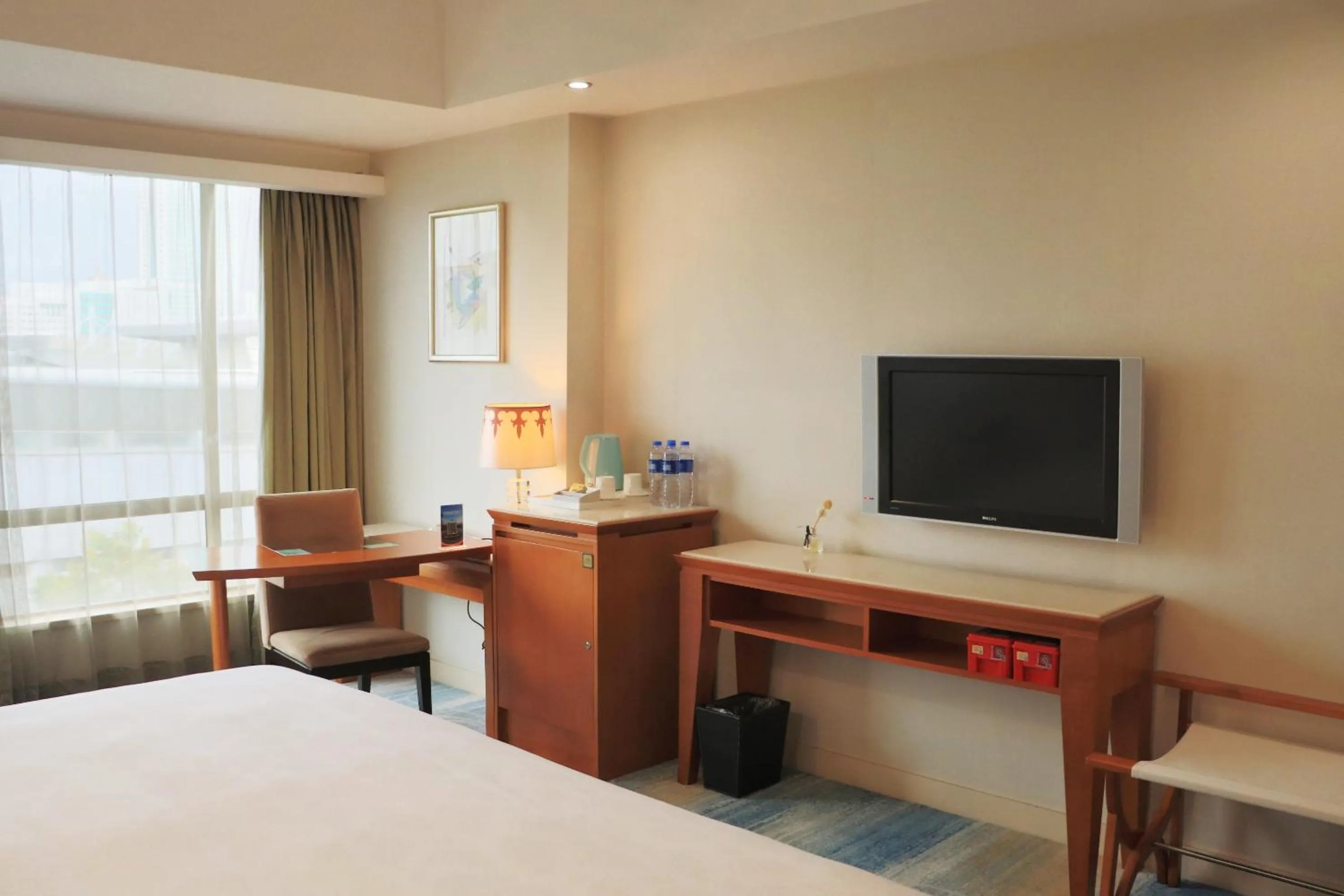 Communal lounge/ TV room, Bed in Dongguan Well Garden Hotel