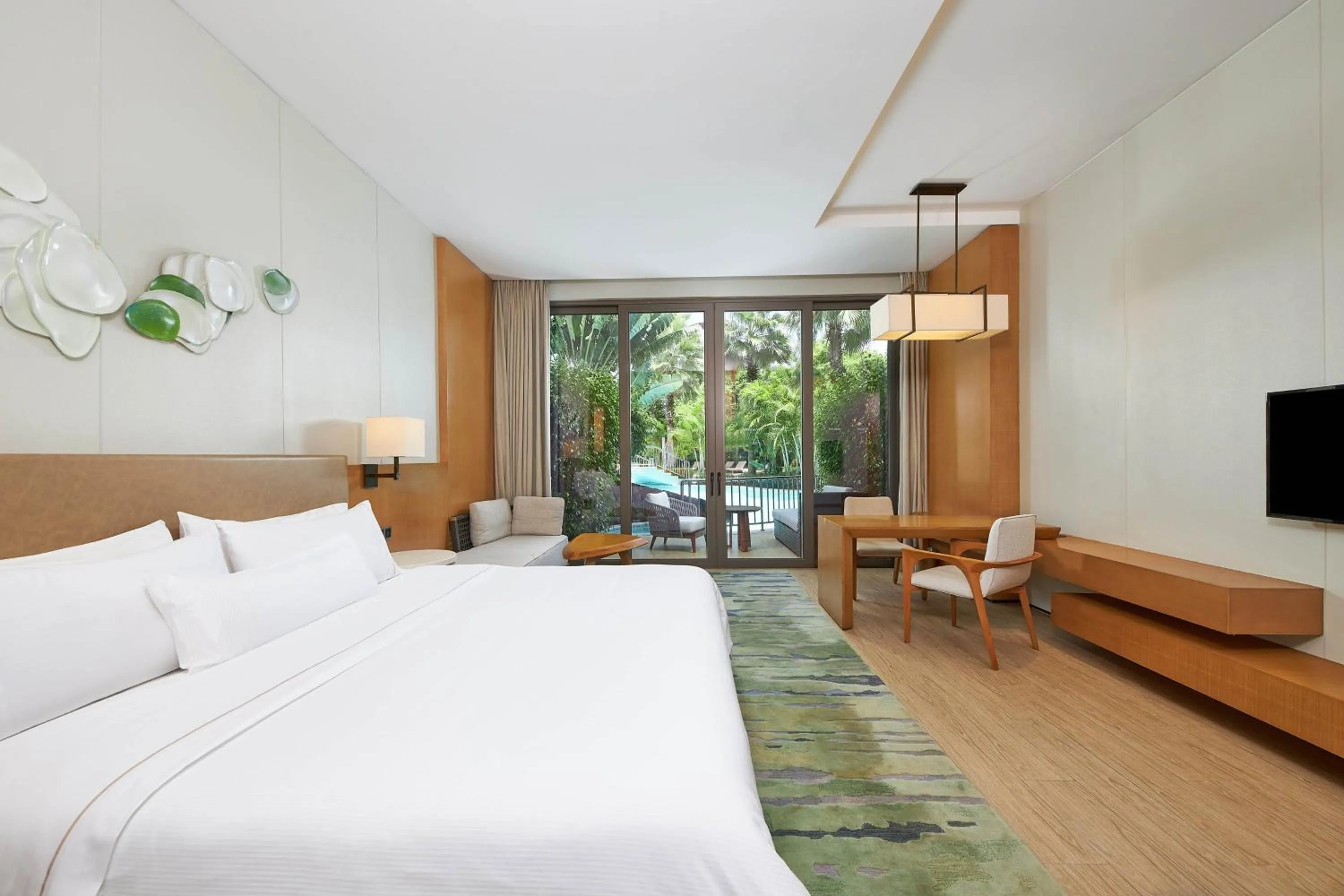 Swimming pool, Bed in The Westin Shimei Bay Resort