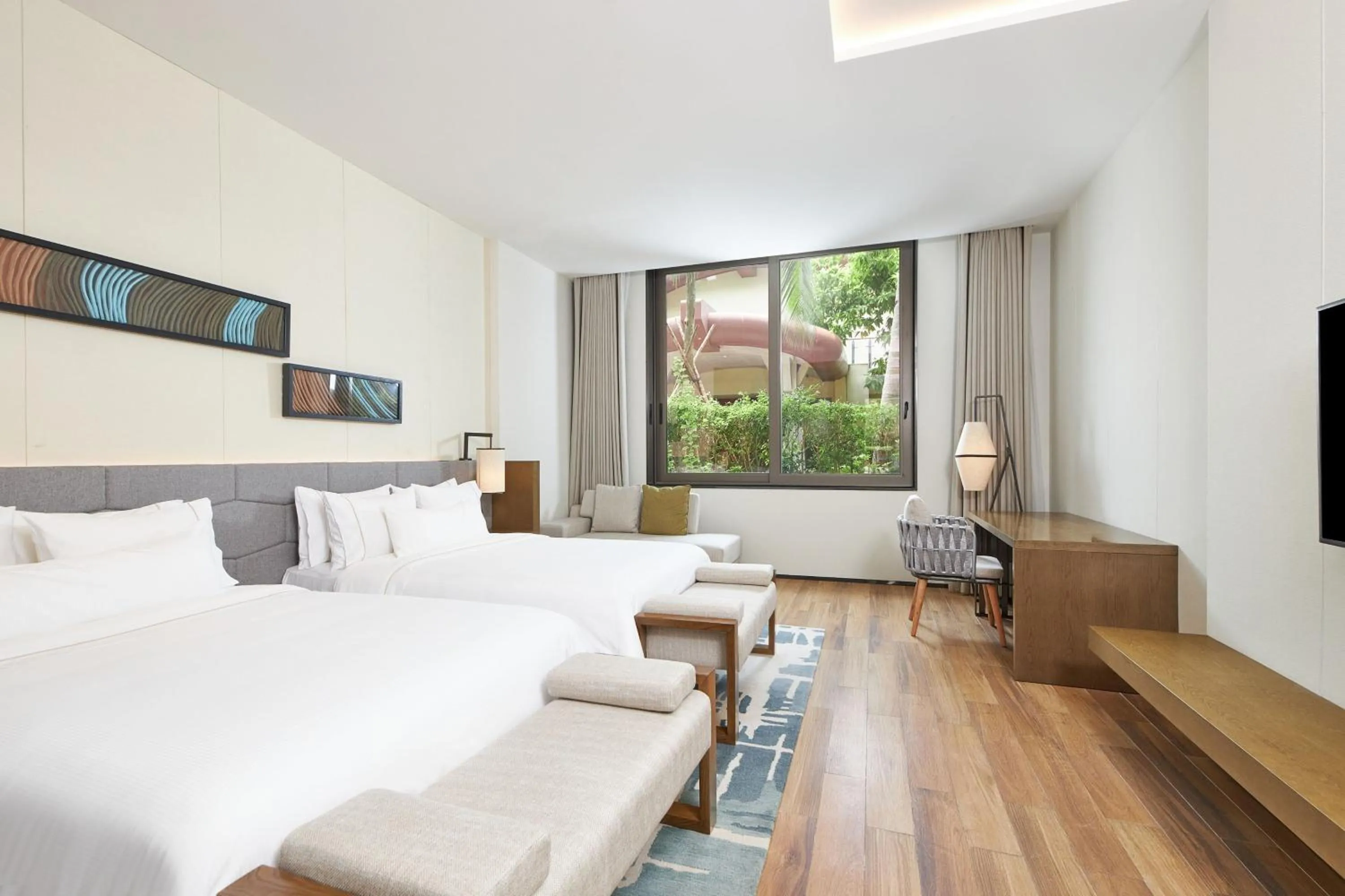 Swimming pool, Bed in The Westin Shimei Bay Resort