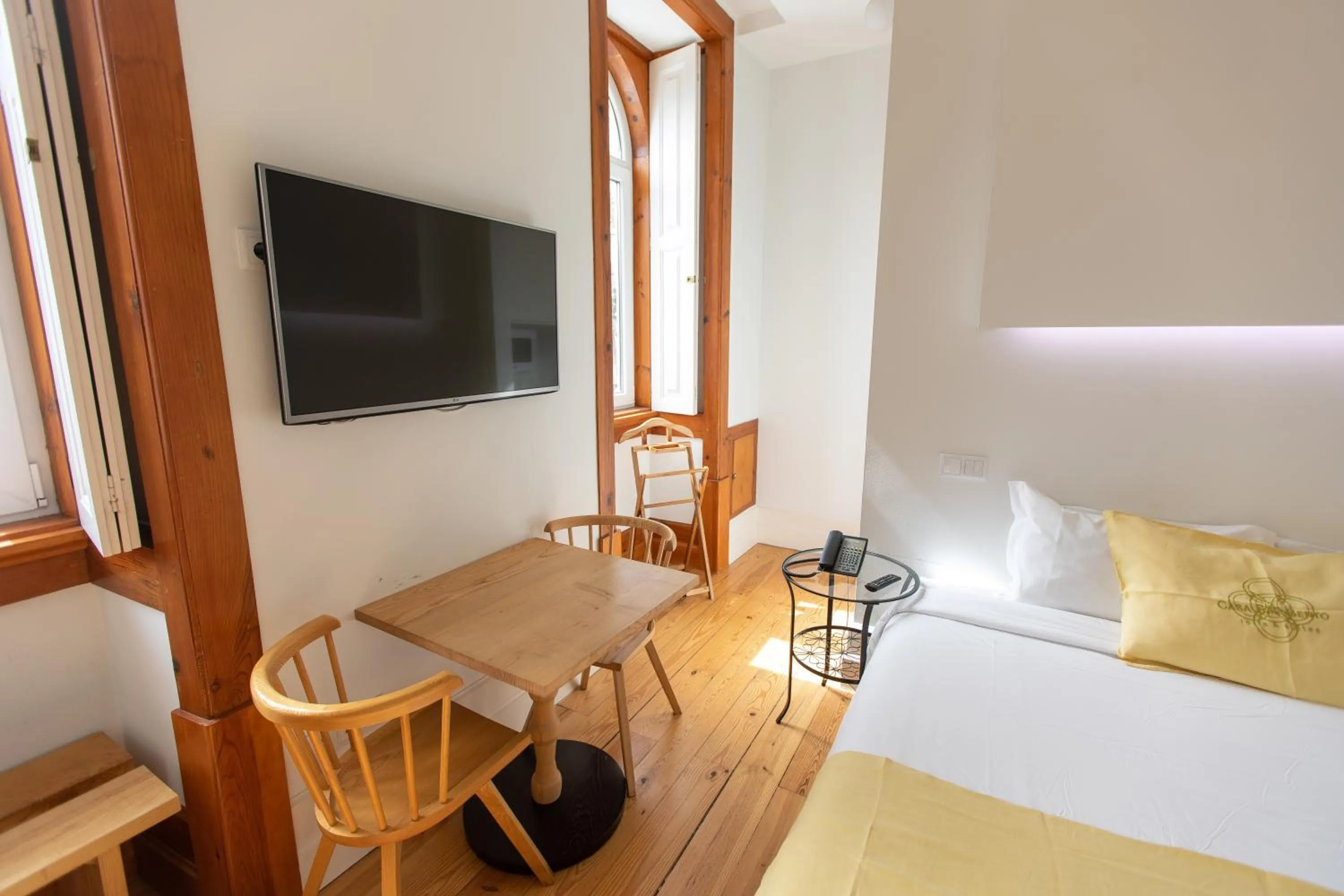 Seating area, Bed in Casa de São Bento by PURUS