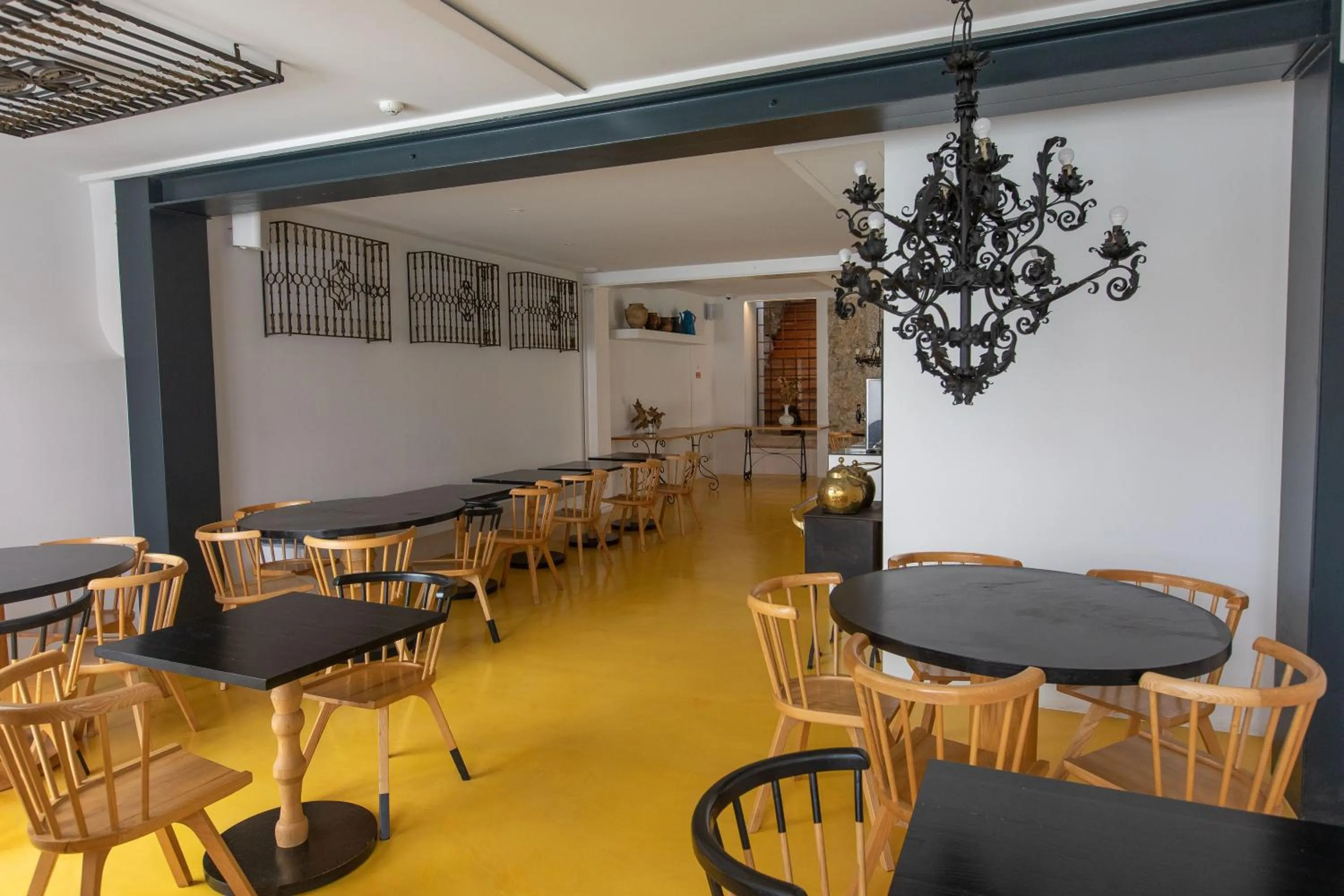 Dining area in Casa de São Bento by PURUS