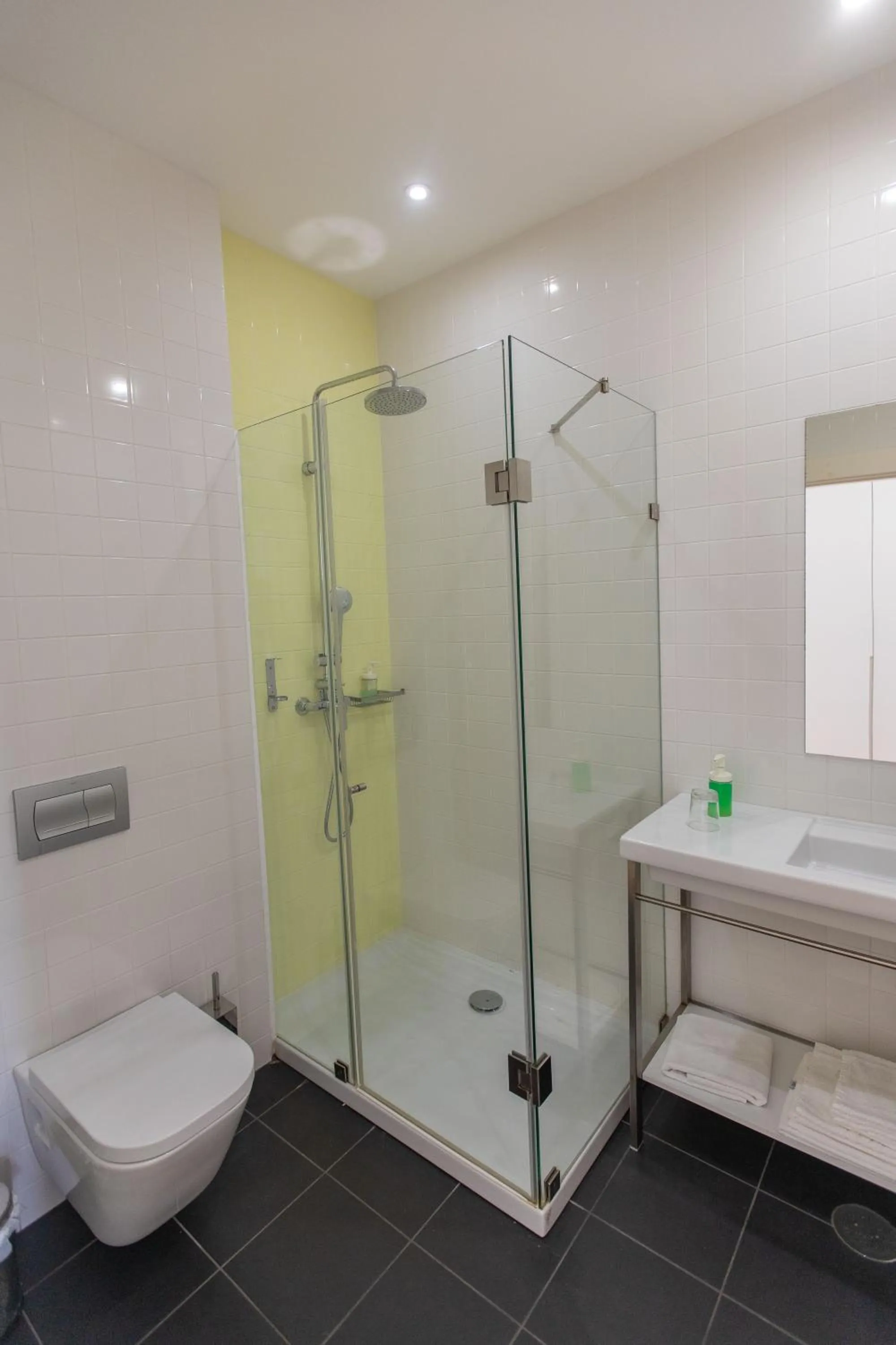 Bathroom in Casa de São Bento by PURUS