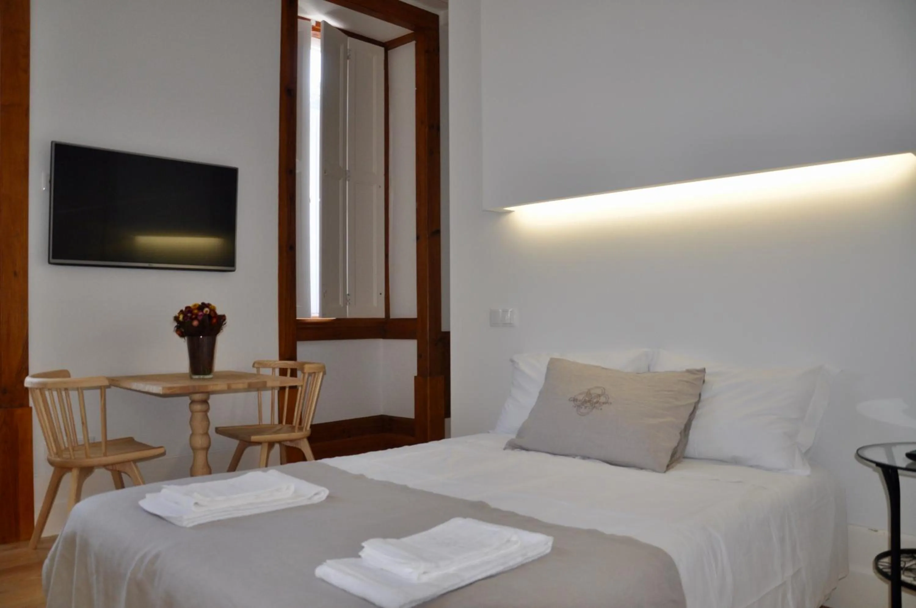 Bedroom, Bed in Casa de São Bento by PURUS