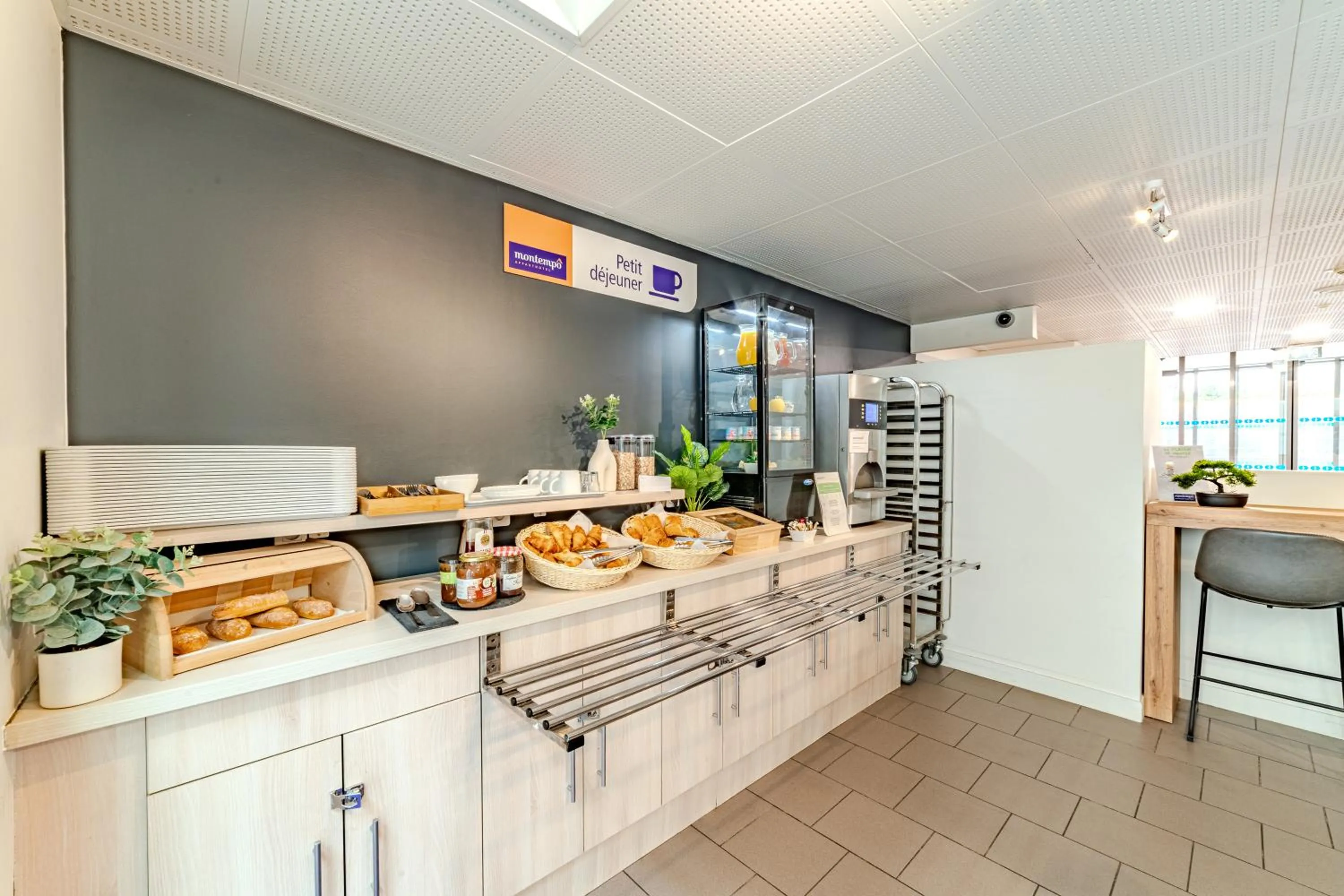 Breakfast in Montempô Appart'Hôtel Paris-Vélizy