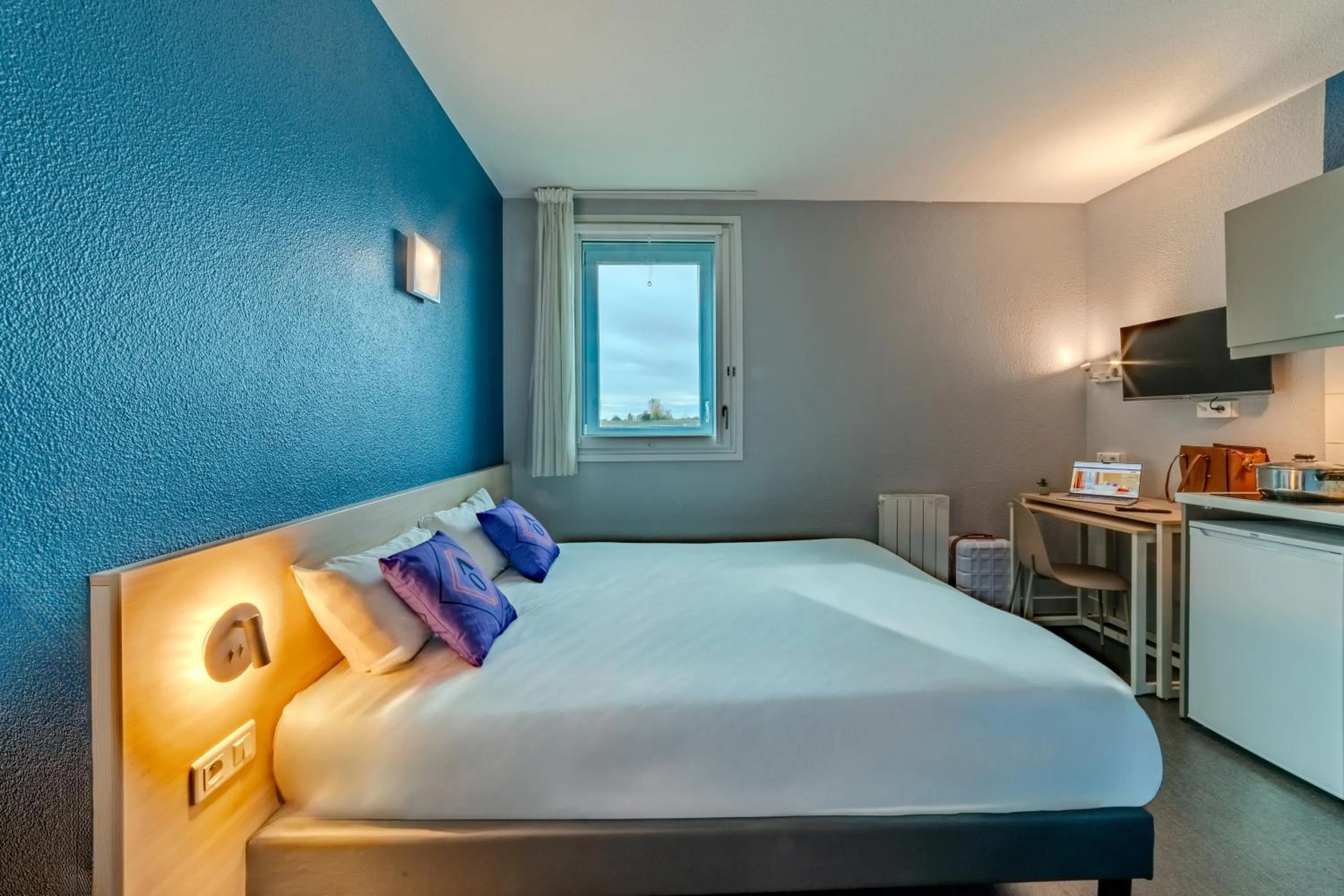 Kitchen or kitchenette, Bed in Montempô Appart'Hôtel Paris-Vélizy