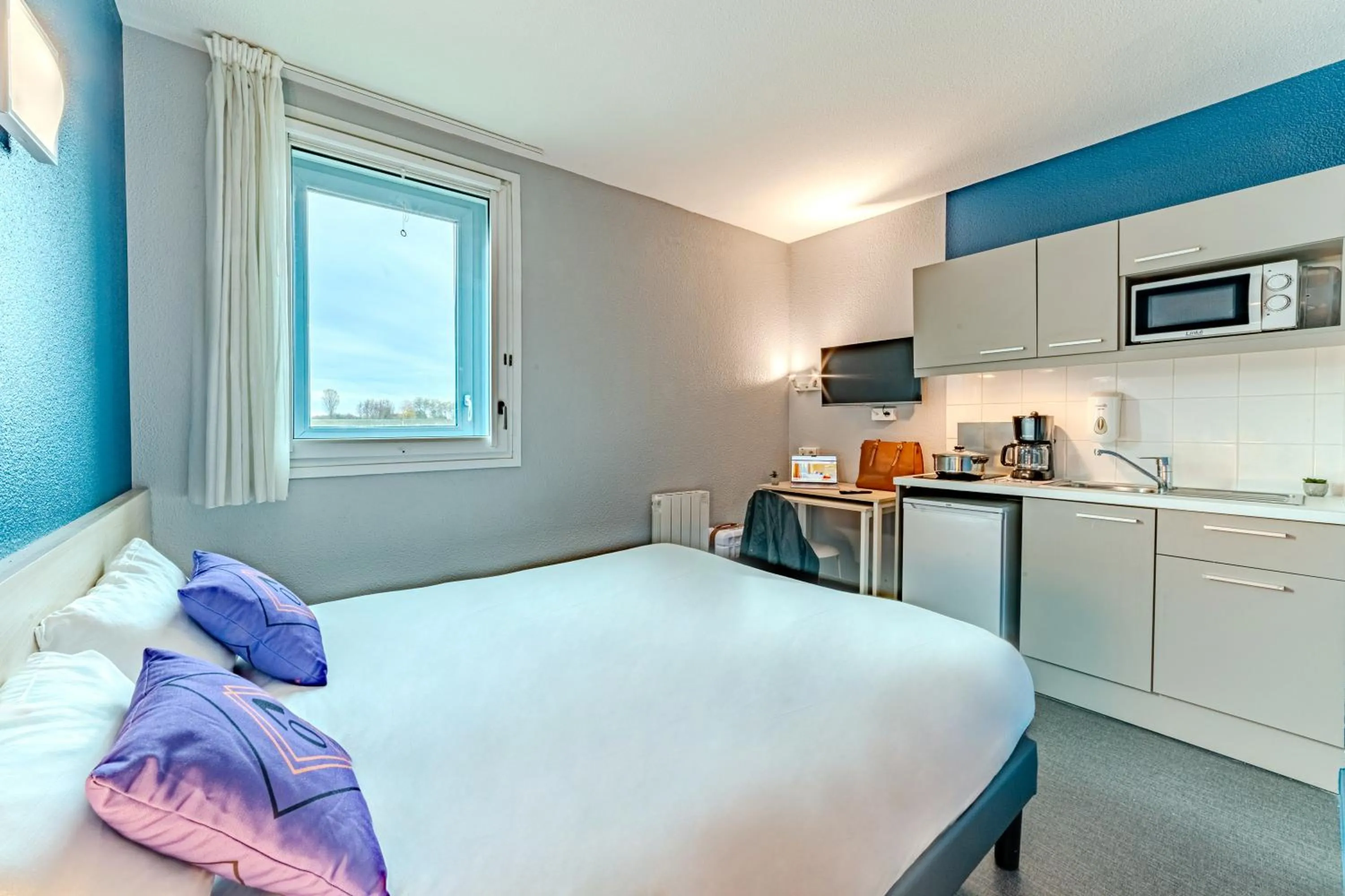 Kitchen or kitchenette, Bed in Montempô Appart'Hôtel Paris-Vélizy