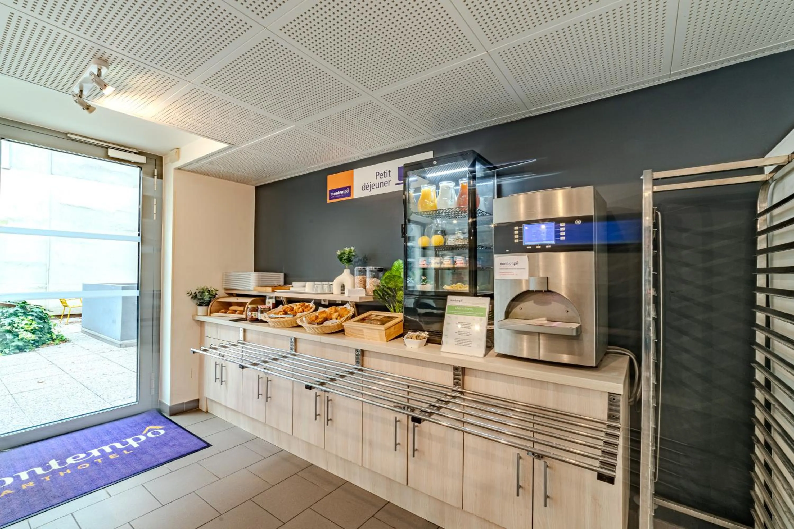 Breakfast in Montempô Appart'Hôtel Paris-Vélizy