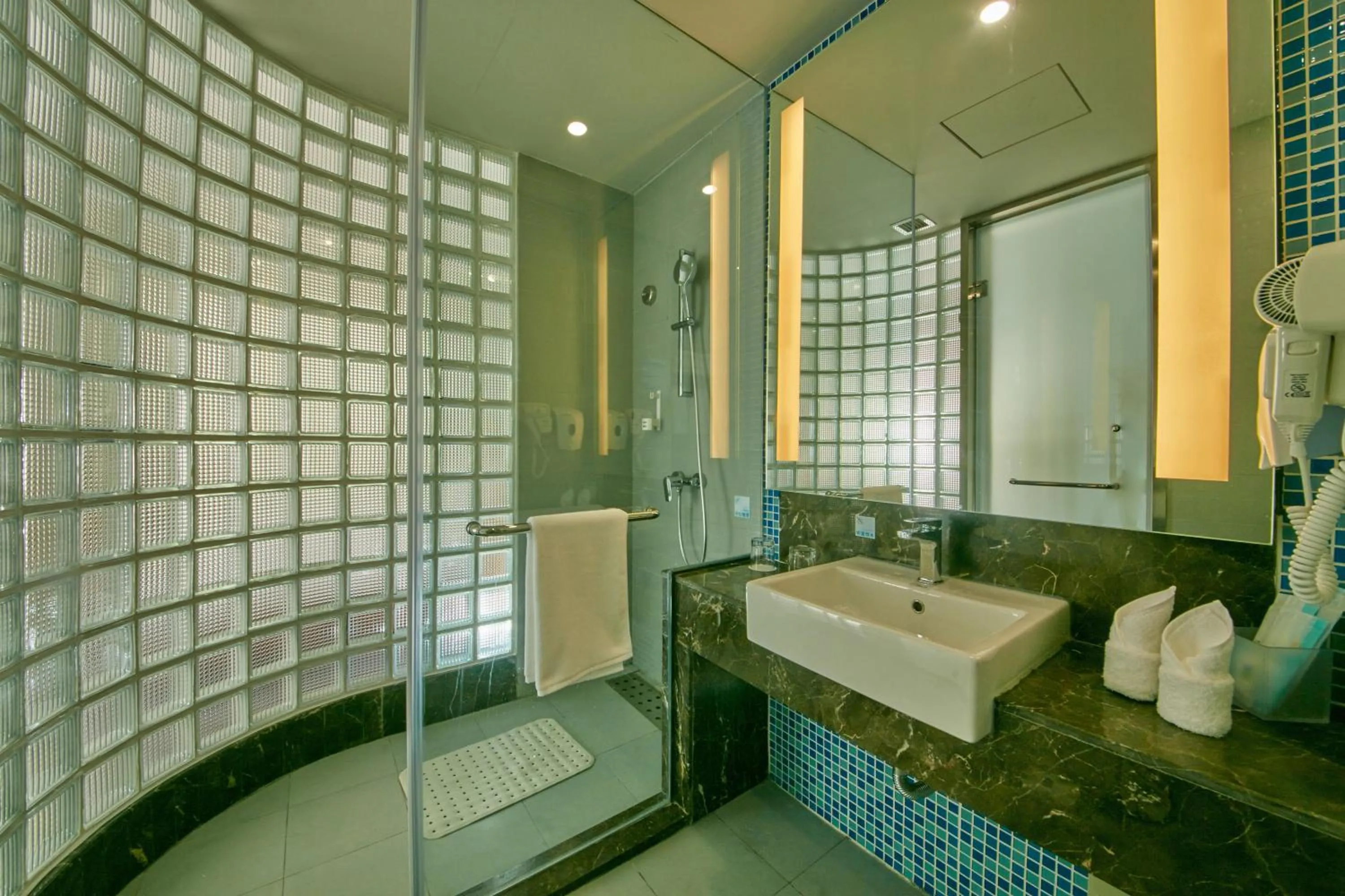 Photo of the whole room, Bed in Holiday Inn Express Leshan City Square by IHG - High Speed Rail and Leshan Giant Buddha