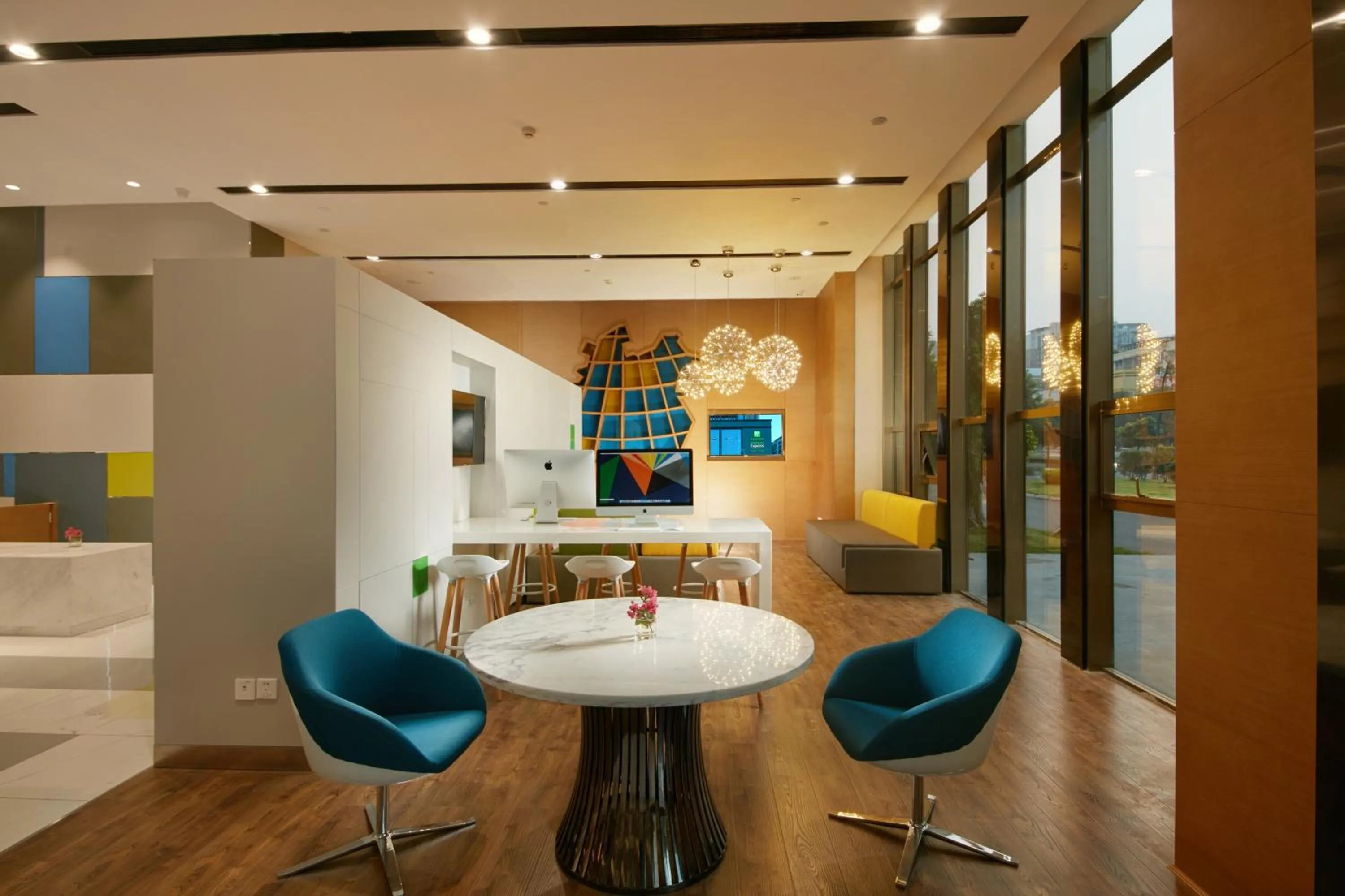 Property building in Holiday Inn Express Leshan City Square by IHG - High Speed Rail and Leshan Giant Buddha