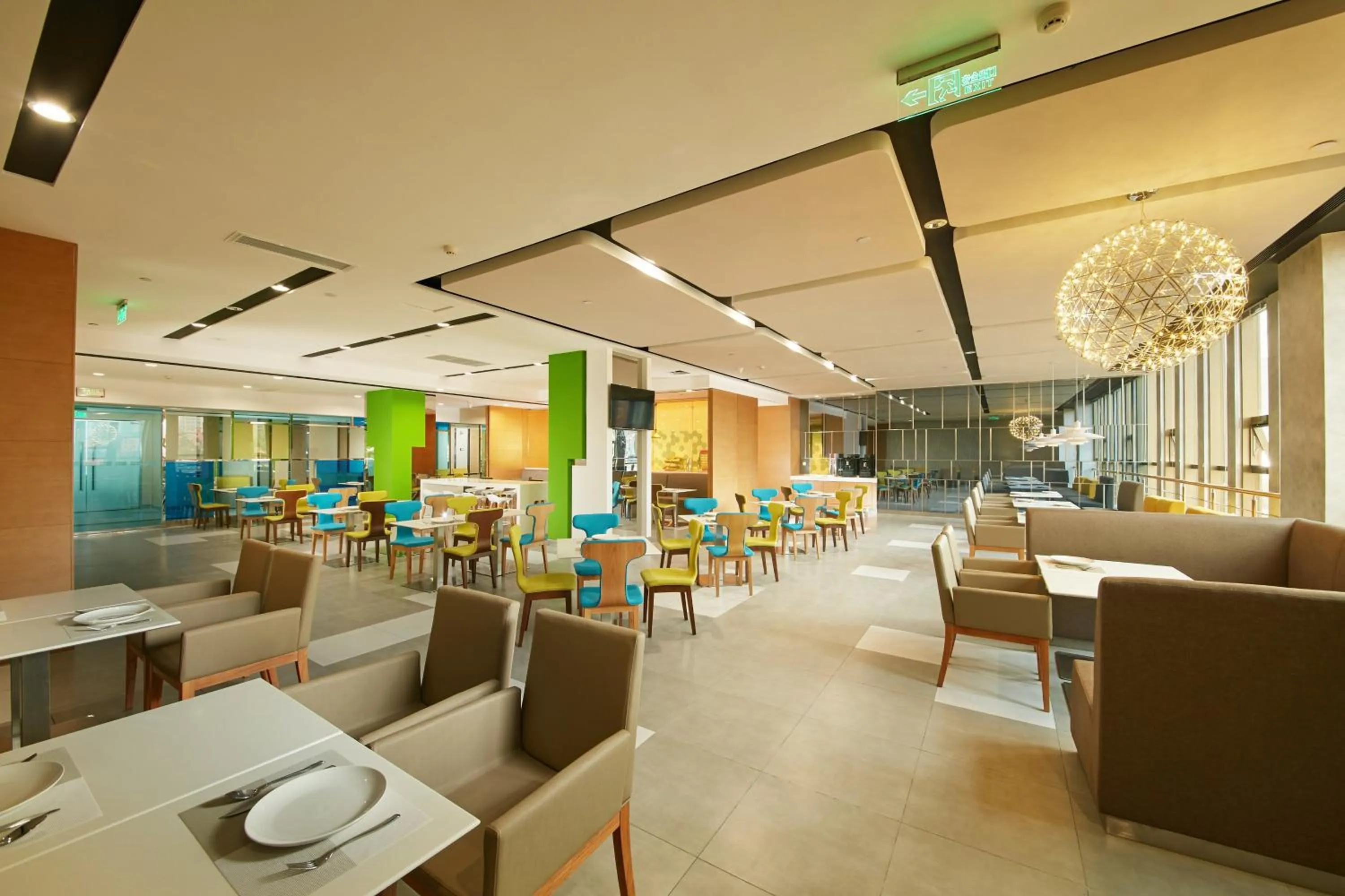 Restaurant/places to eat in Holiday Inn Express Leshan City Square by IHG - High Speed Rail and Leshan Giant Buddha
