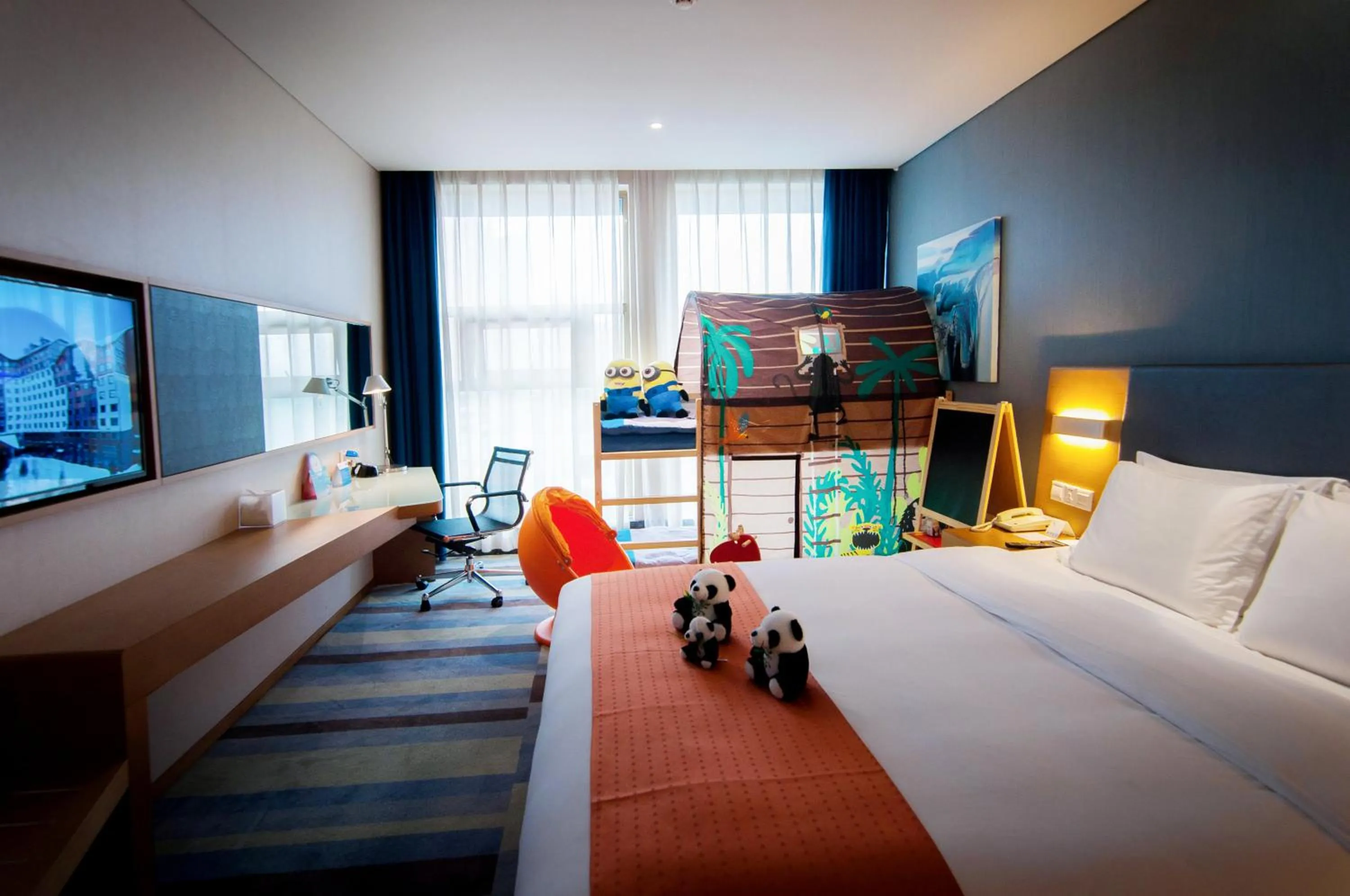 Photo of the whole room, Bed in Holiday Inn Express Leshan City Square by IHG - High Speed Rail and Leshan Giant Buddha