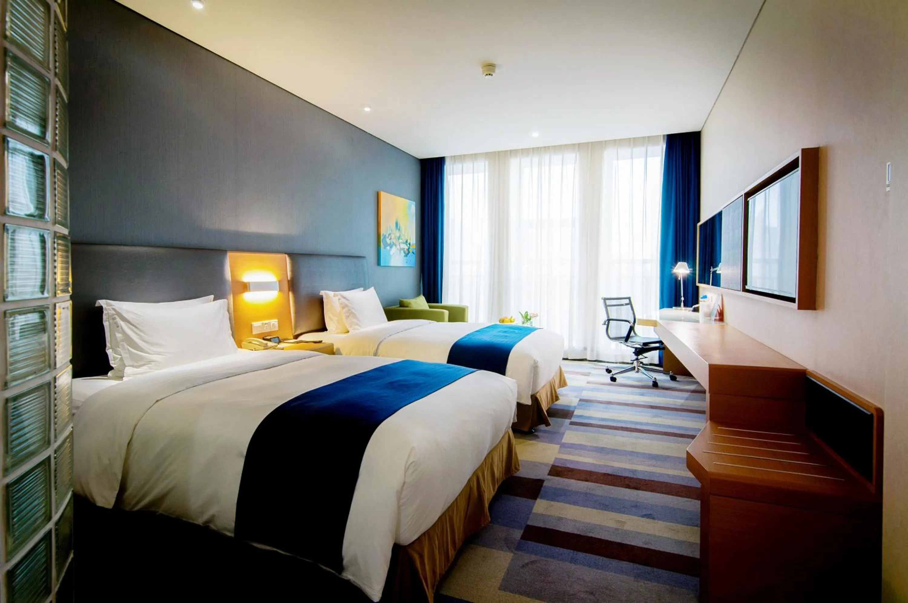 Photo of the whole room, Bed in Holiday Inn Express Leshan City Square by IHG - High Speed Rail and Leshan Giant Buddha