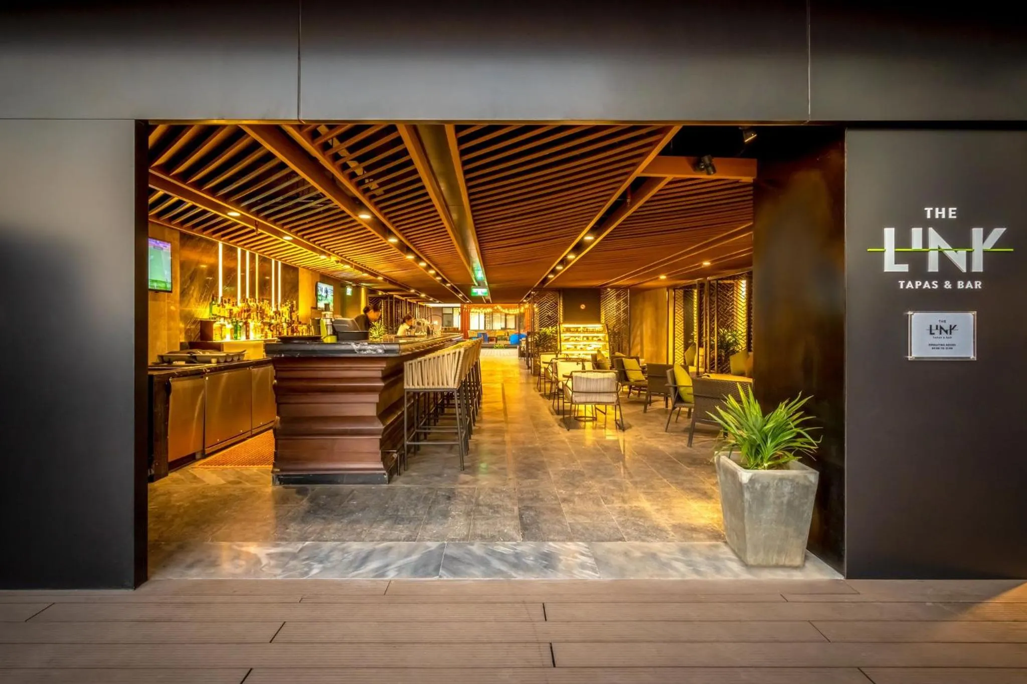 Lounge or bar in Crowne Plaza Vientiane by IHG