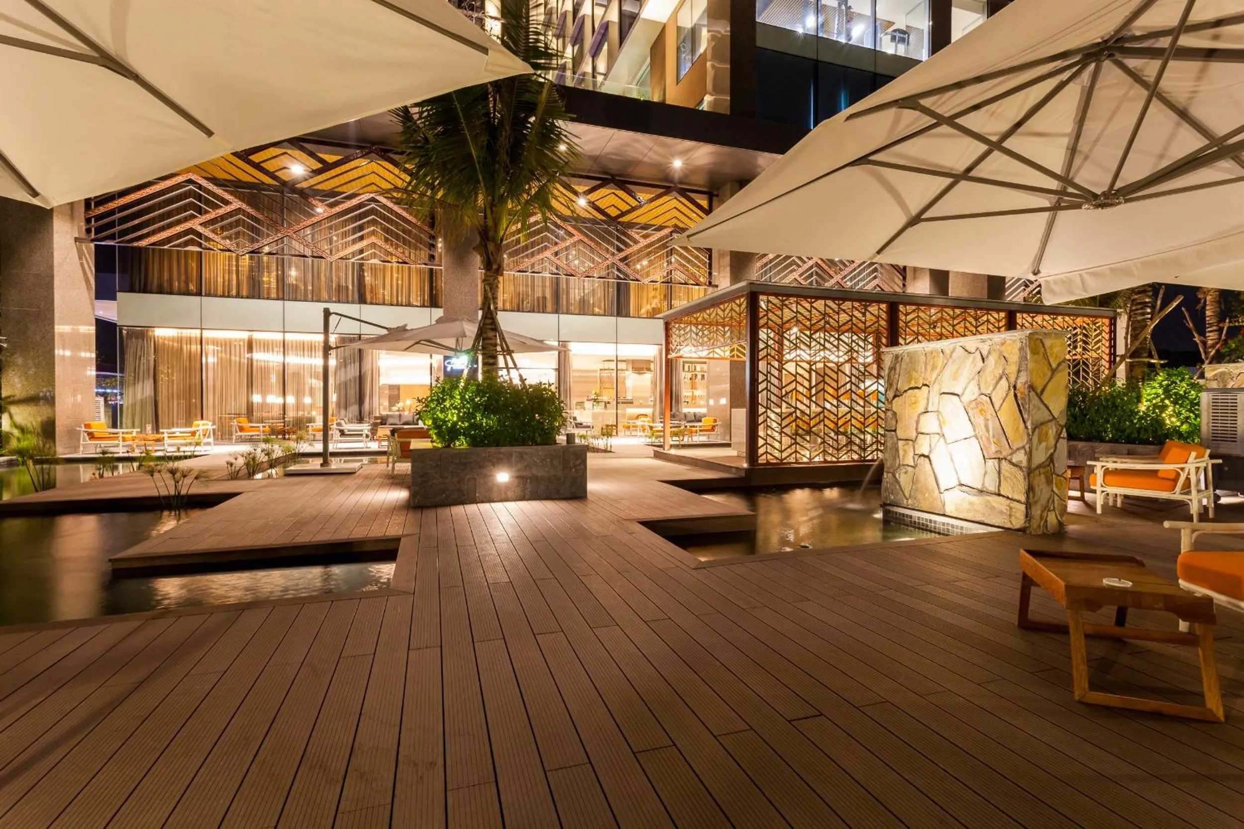 Lounge or bar in Crowne Plaza Vientiane by IHG