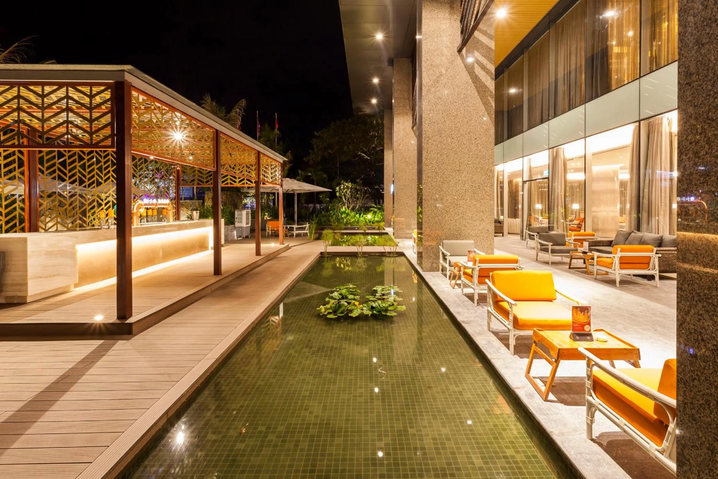 Lounge or bar in Crowne Plaza Vientiane by IHG