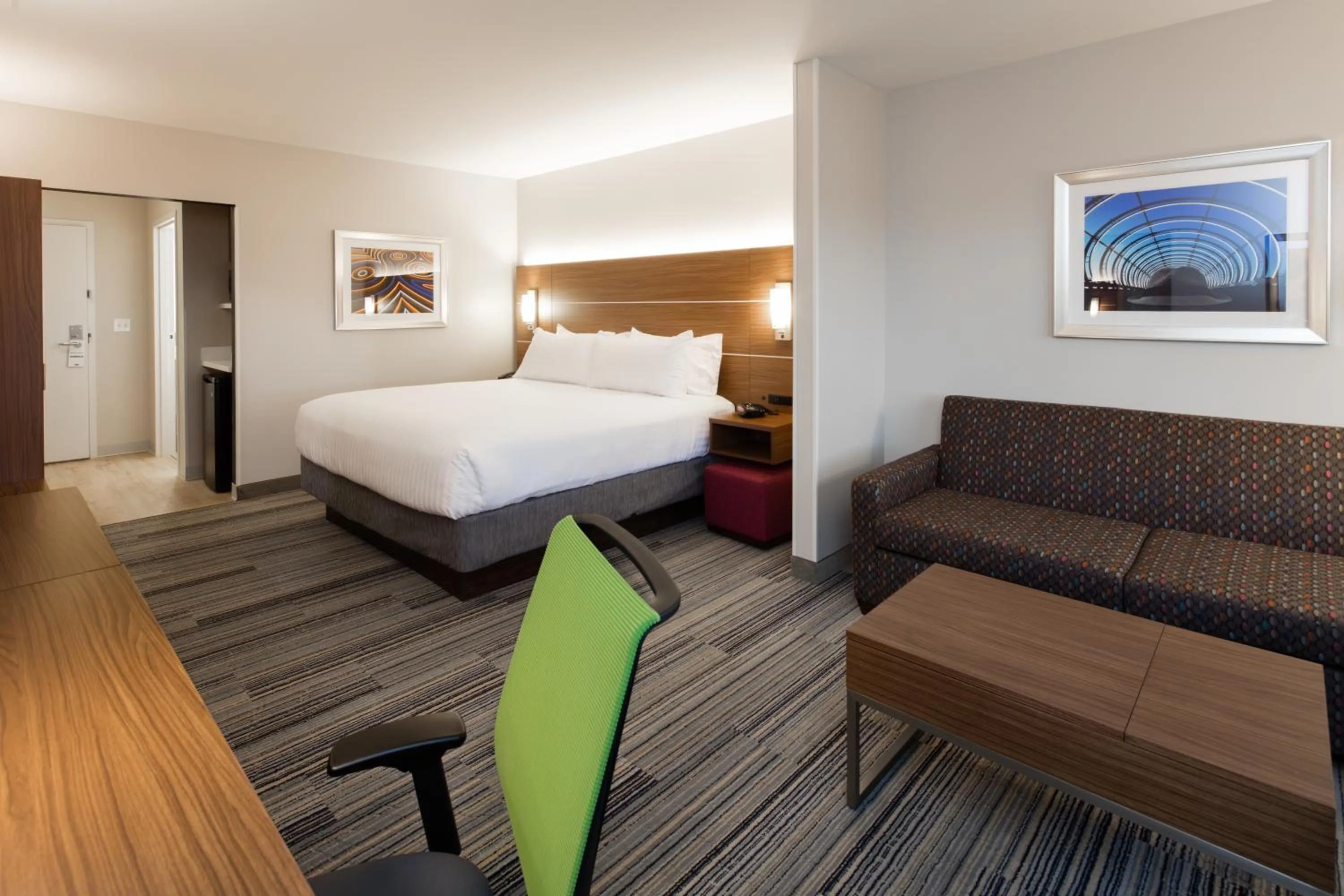 Photo of the whole room, Bed in Holiday Inn Express East Peoria - Riverfront by IHG