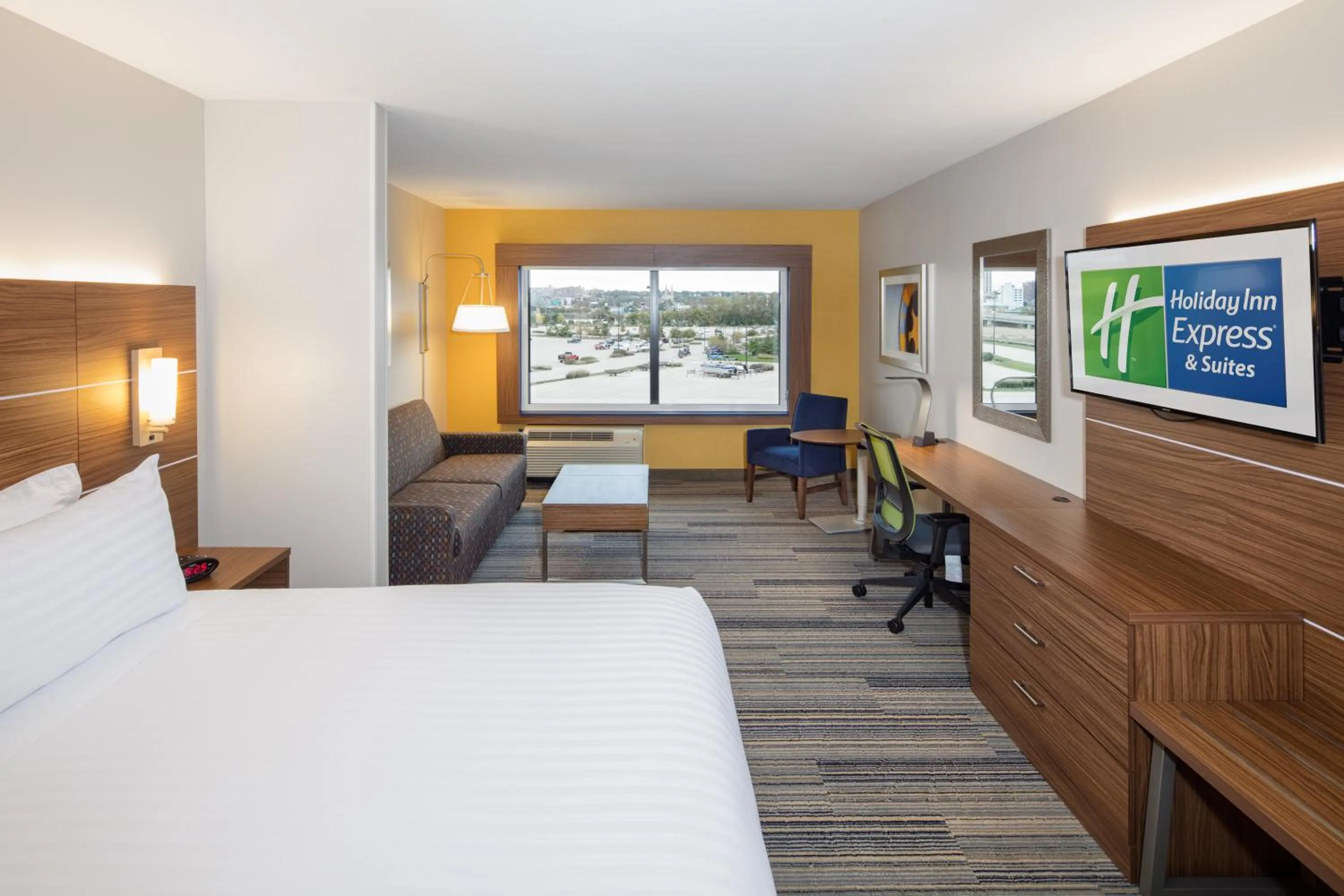 Photo of the whole room, Bed in Holiday Inn Express East Peoria - Riverfront by IHG