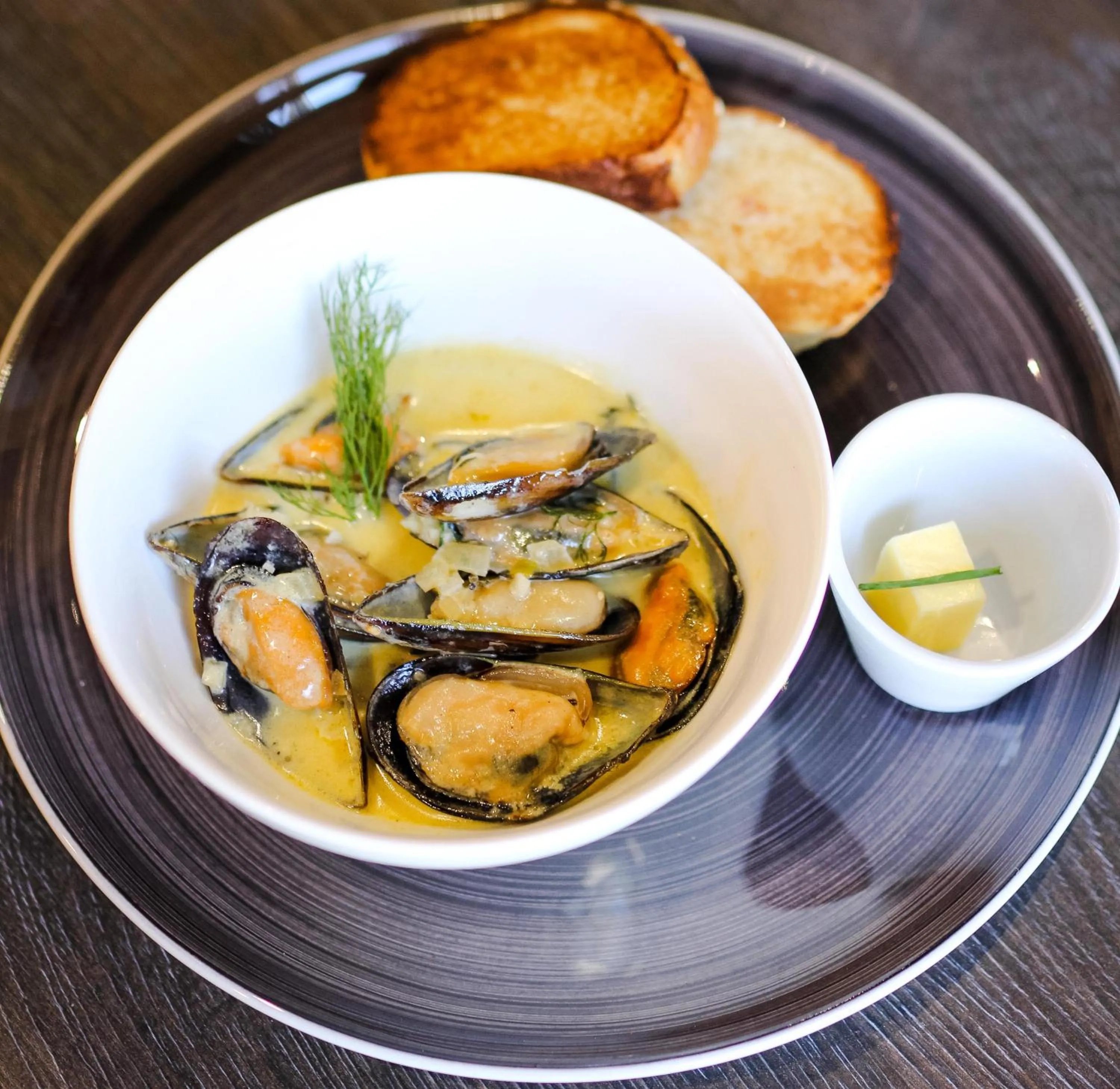 Restaurant/places to eat in New National Hotel and Conference