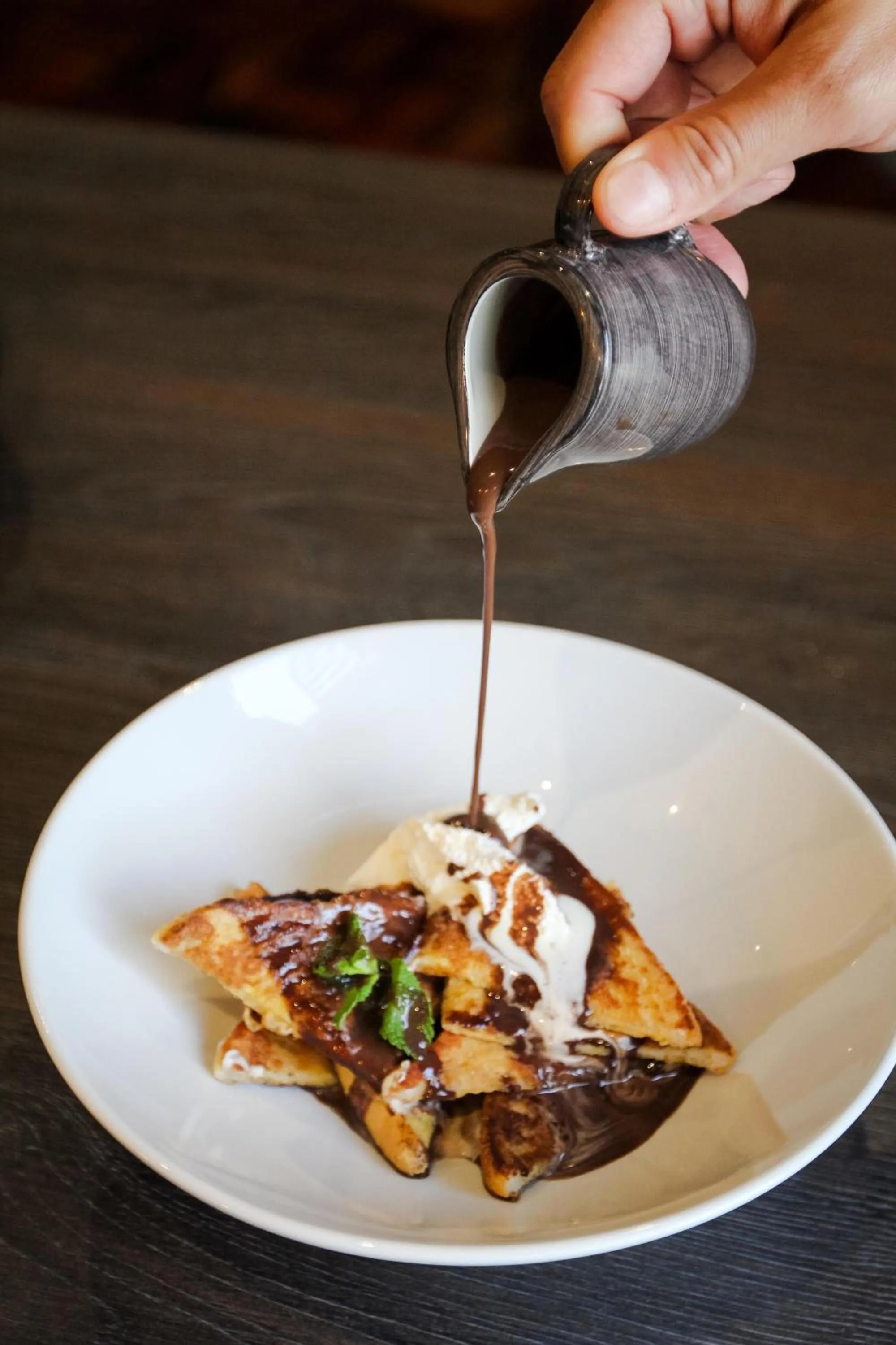 Restaurant/places to eat in New National Hotel and Conference