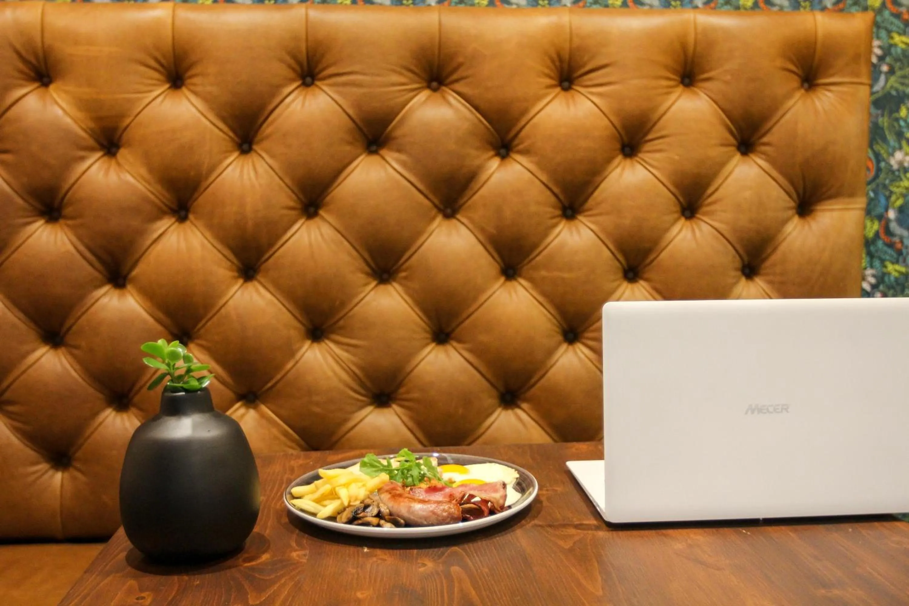 Restaurant/places to eat in New National Hotel and Conference