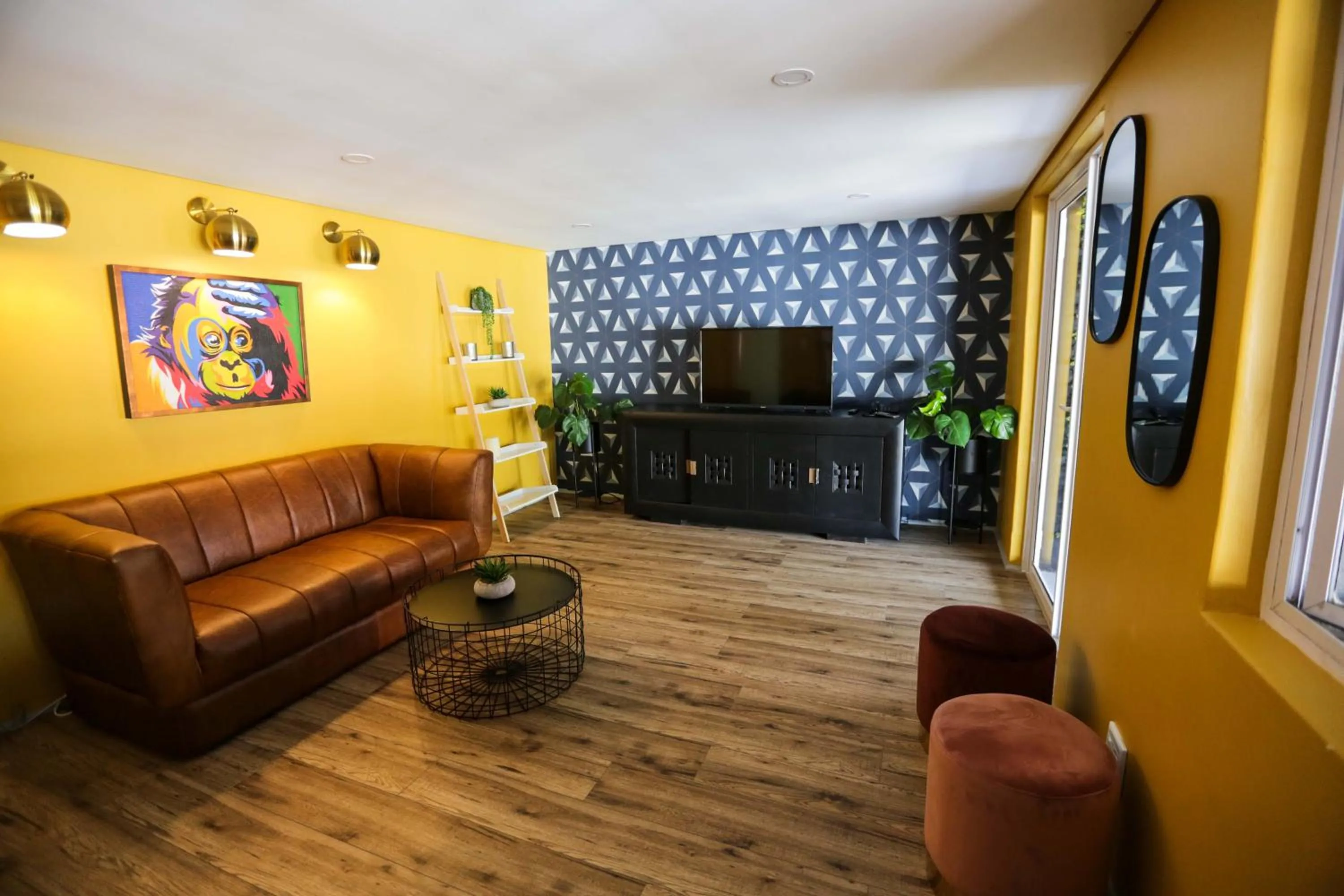 Communal lounge/ TV room in New National Hotel and Conference