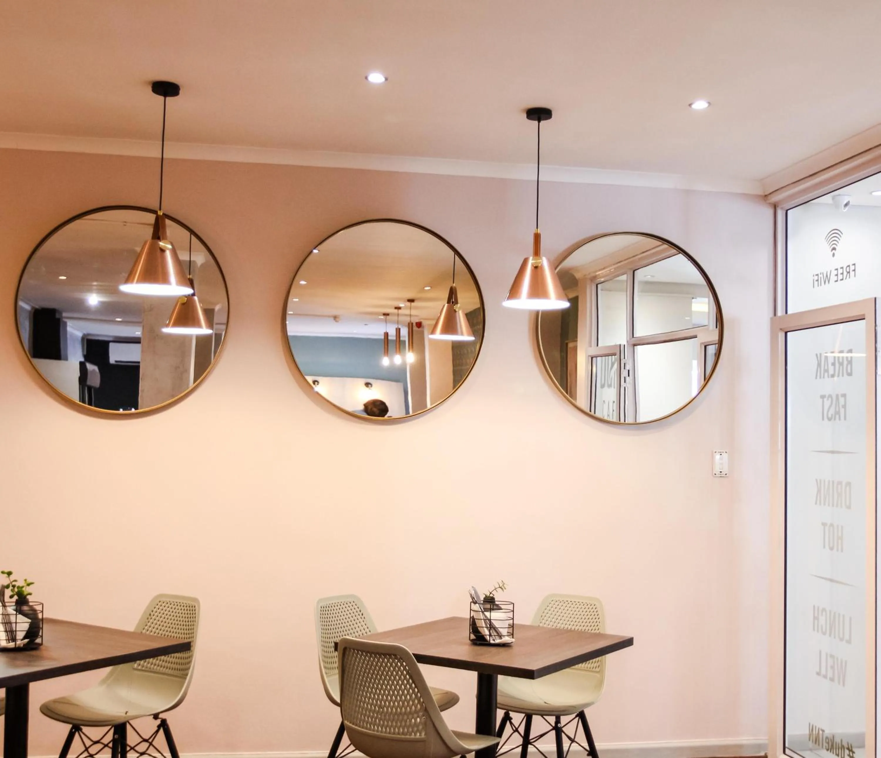 Restaurant/places to eat in New National Hotel and Conference