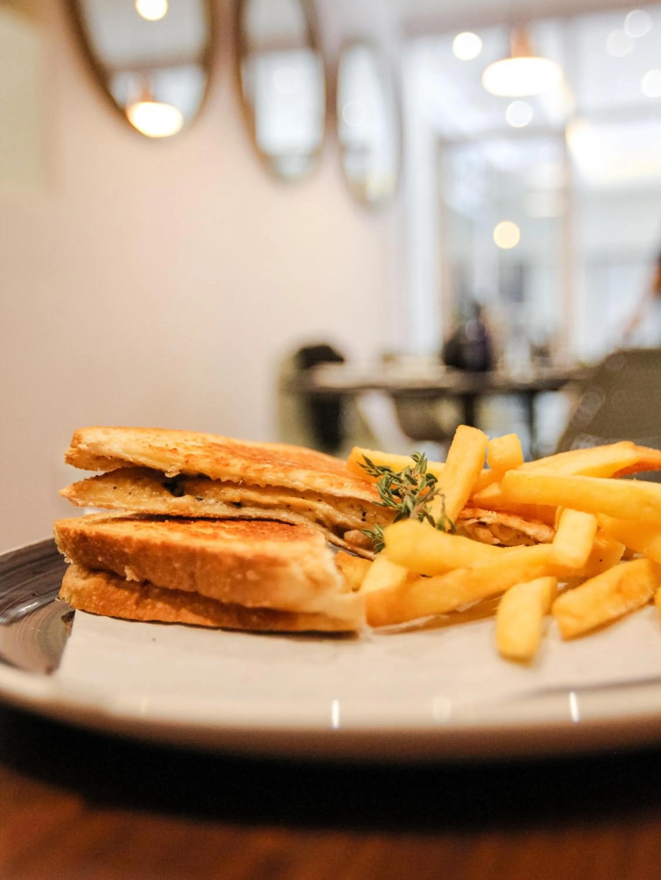 Restaurant/places to eat in New National Hotel and Conference