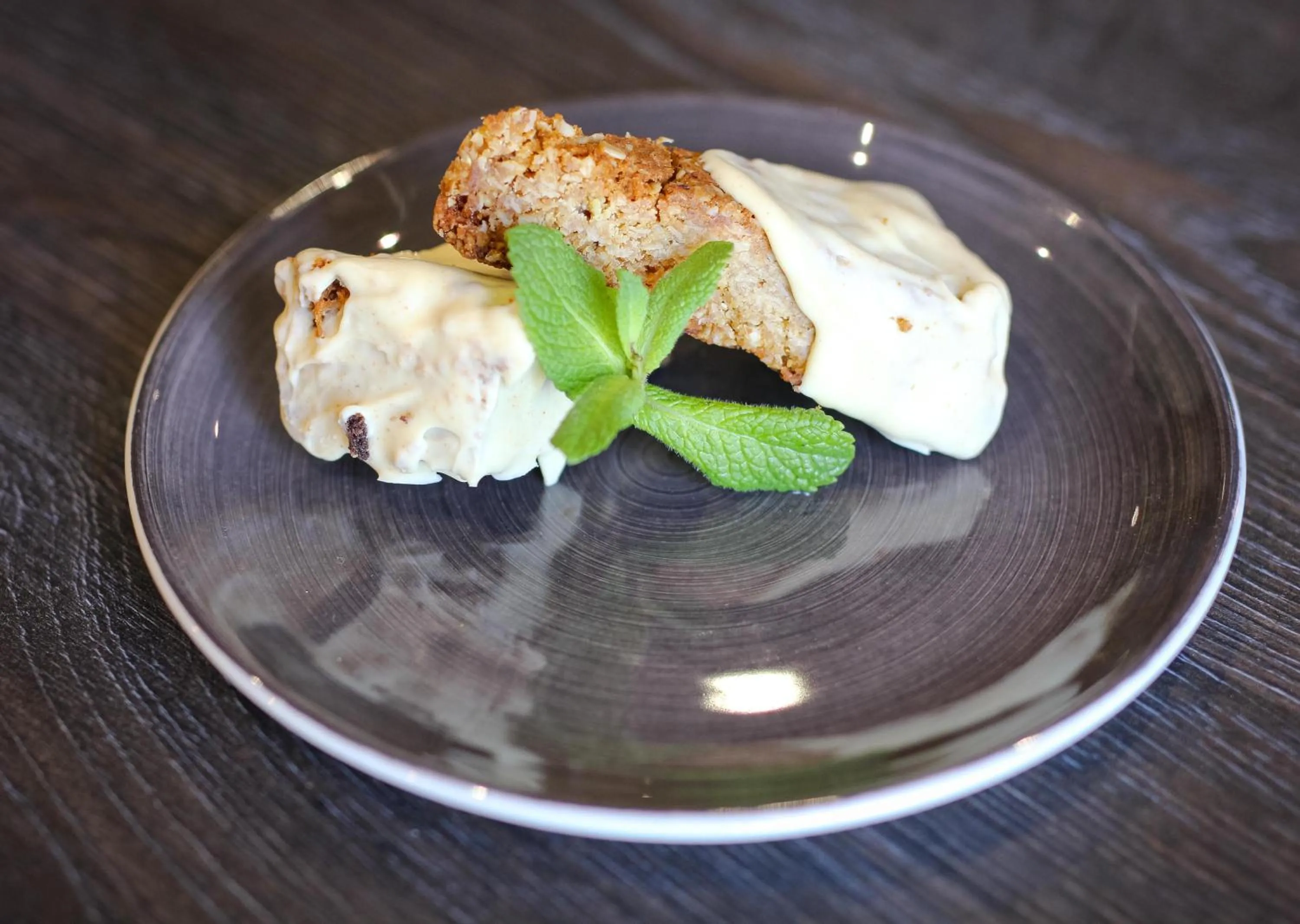 Restaurant/places to eat in New National Hotel and Conference