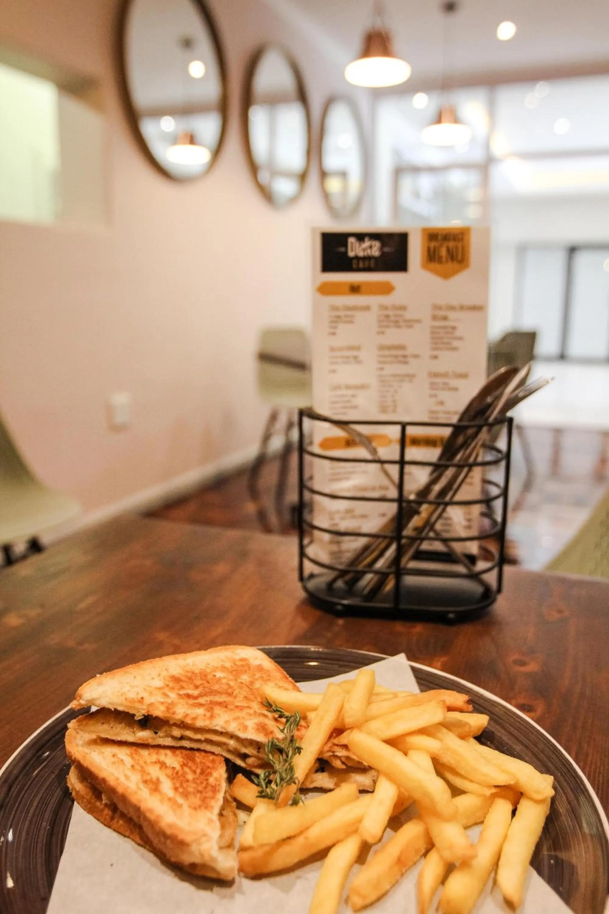 Restaurant/places to eat in New National Hotel and Conference