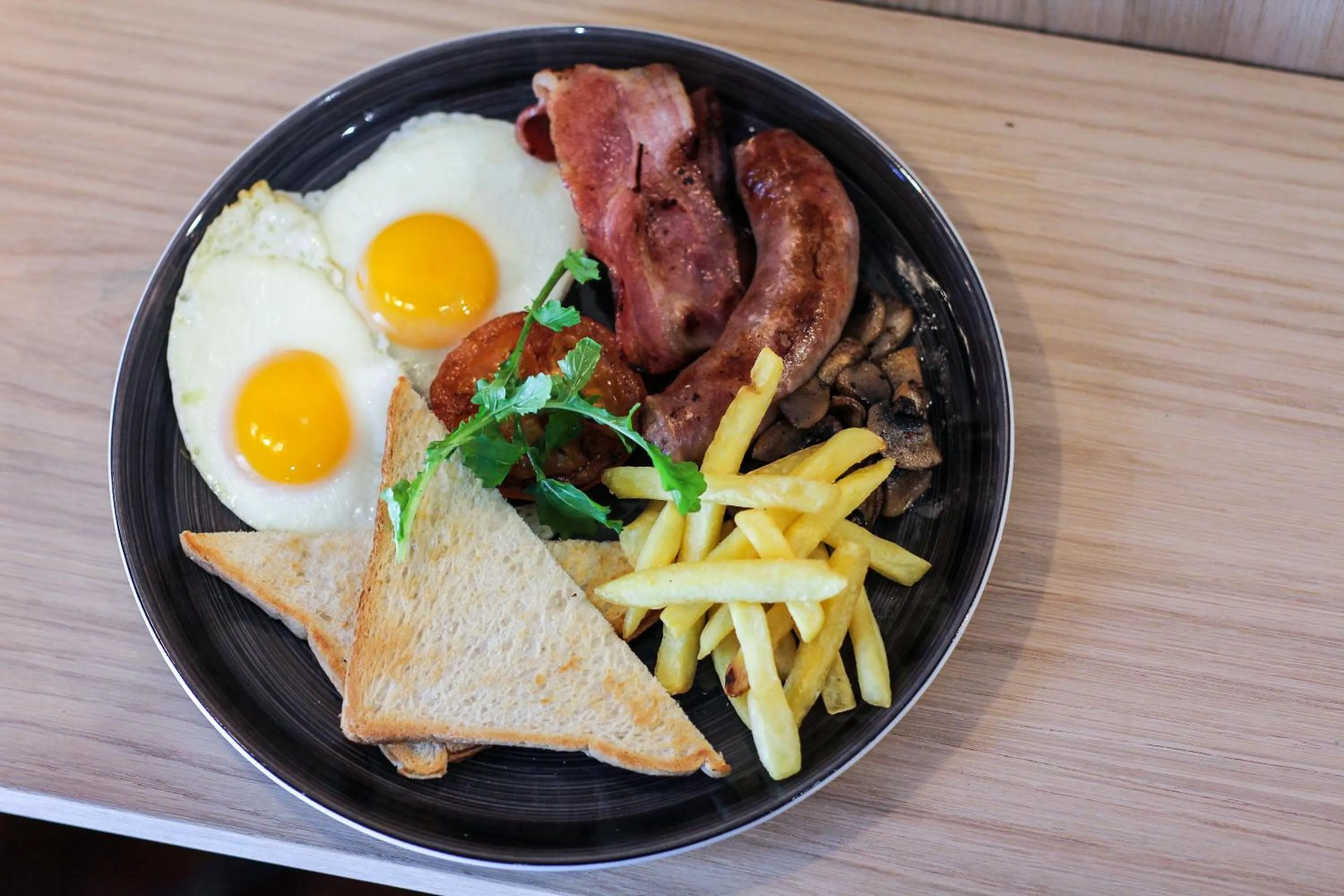 Restaurant/places to eat in New National Hotel and Conference