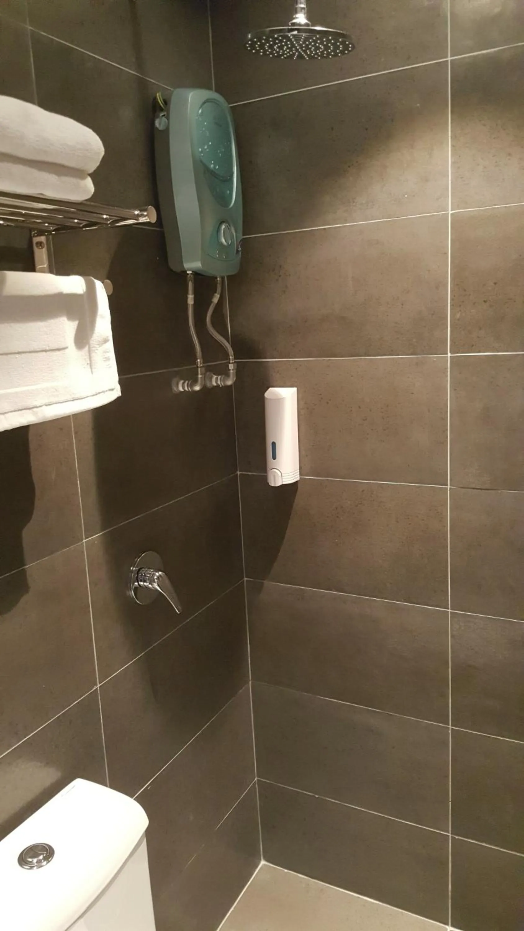 Shower in 9 Square Hotel - Seri Kembangan