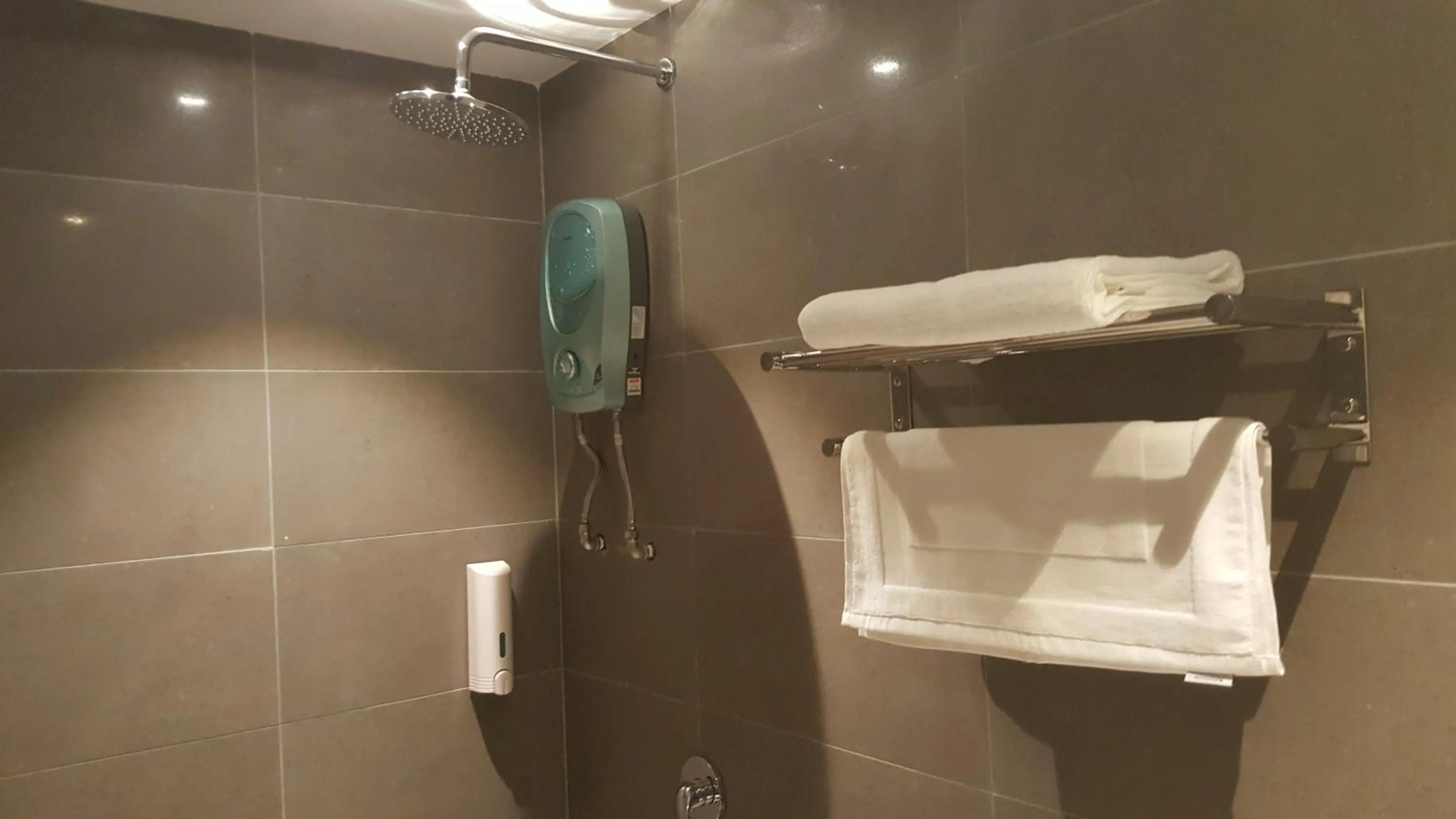 Shower in 9 Square Hotel - Seri Kembangan